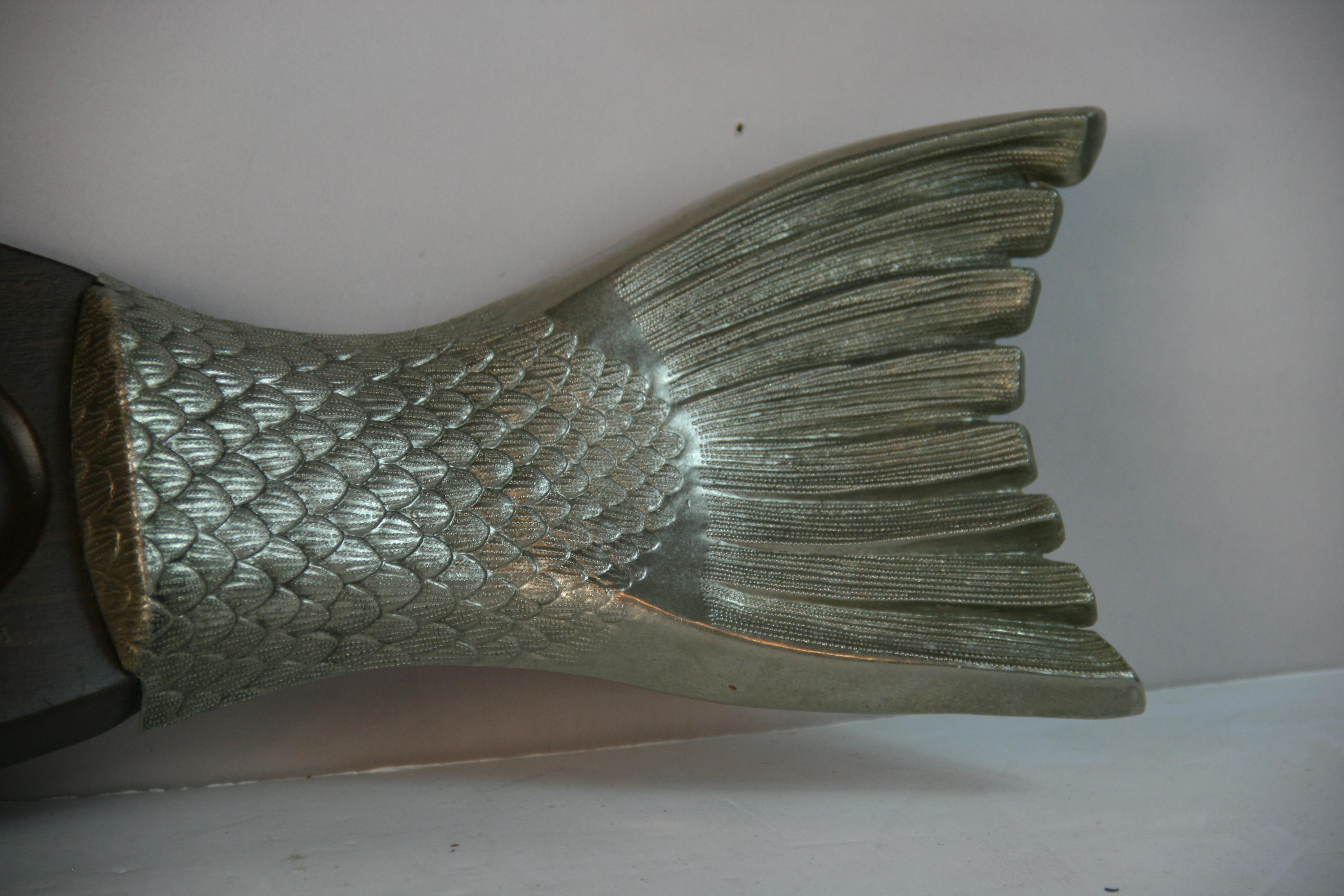 Metà XX secolo Vassoio da portata giapponese in ottone argentato e legno di noce con pesce in vendita