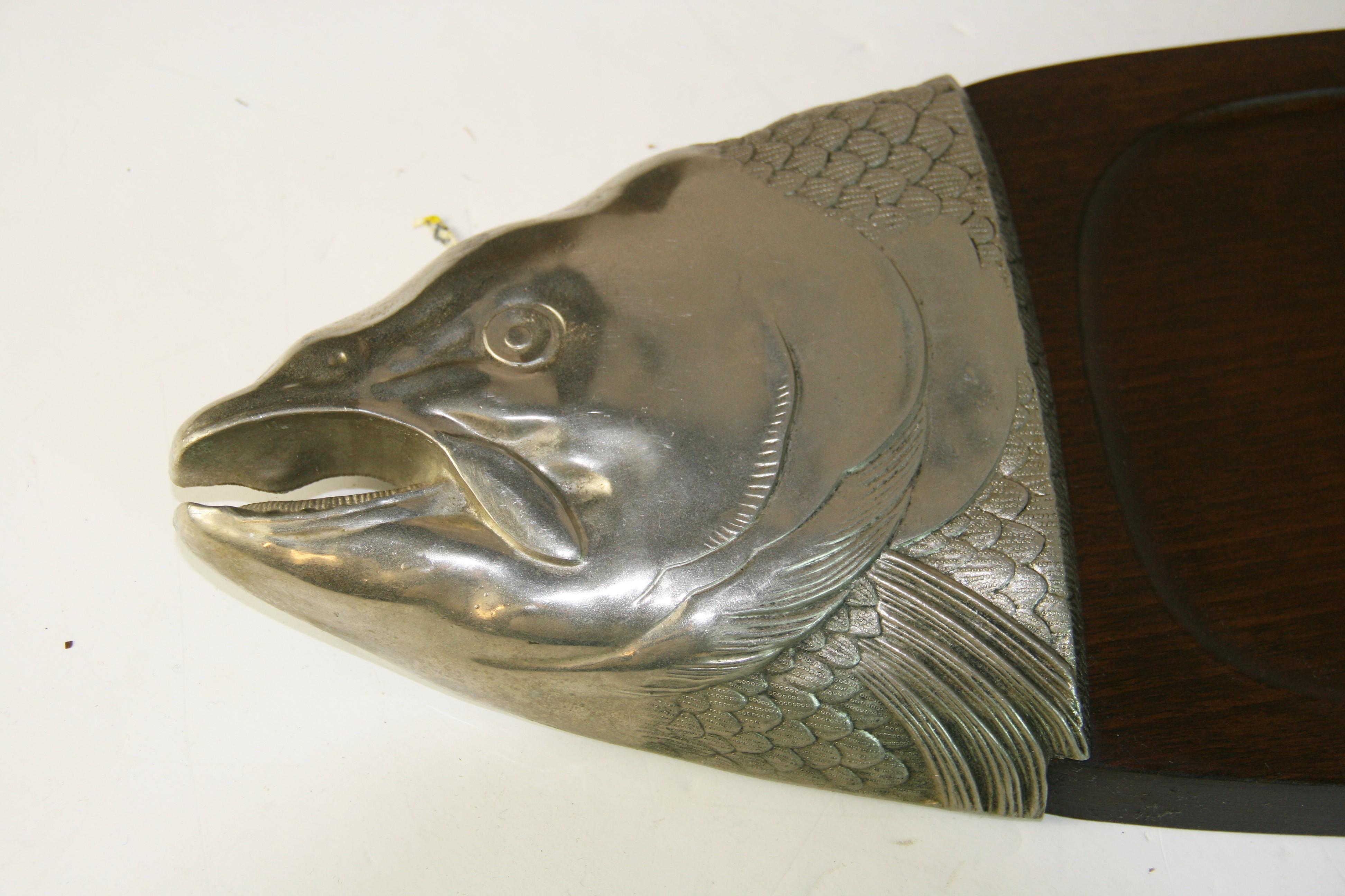 Vassoio da portata giapponese in ottone argentato e legno di noce con pesce in vendita 1