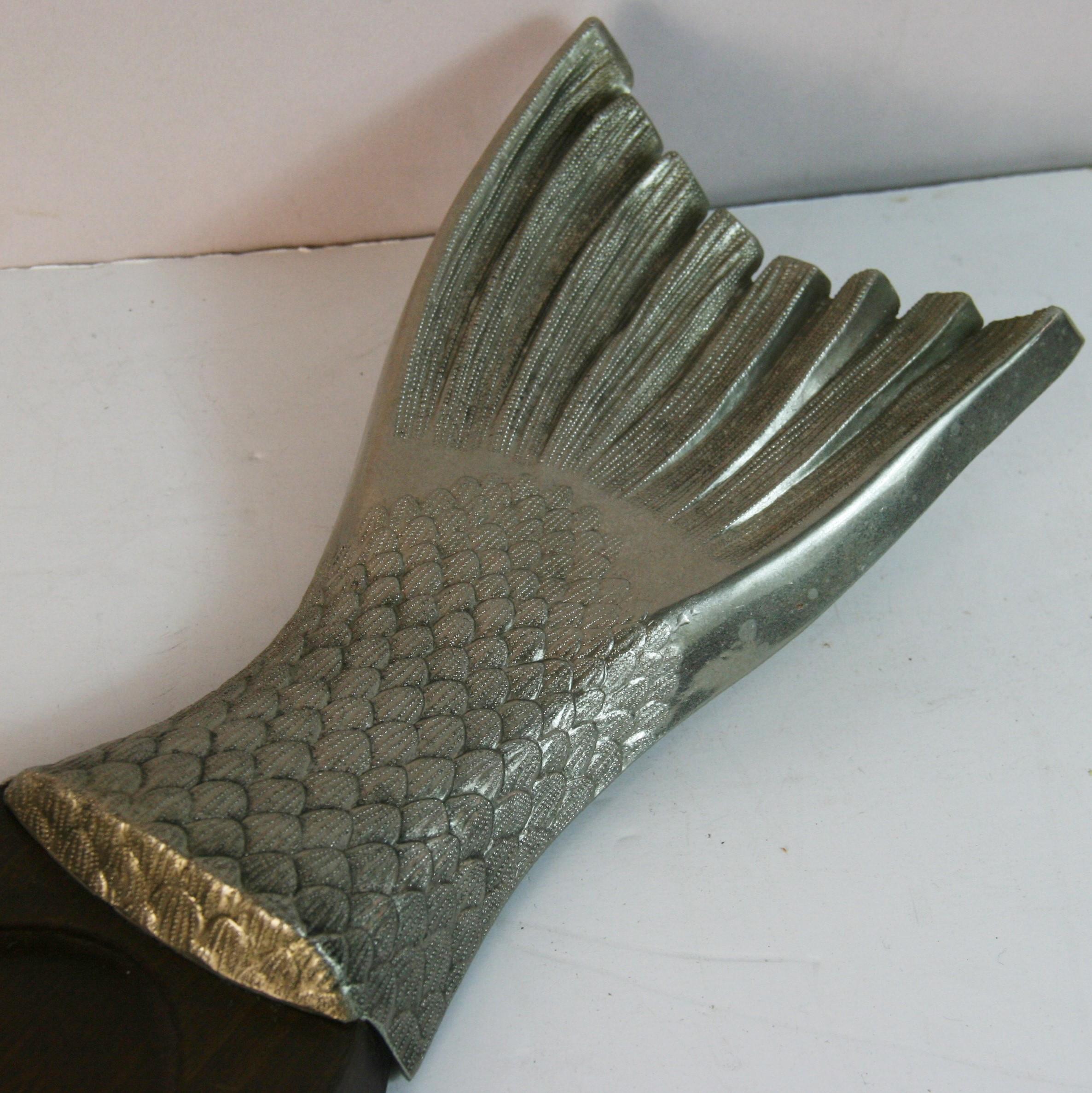 Vassoio da portata giapponese in ottone argentato e legno di noce con pesce in vendita 2