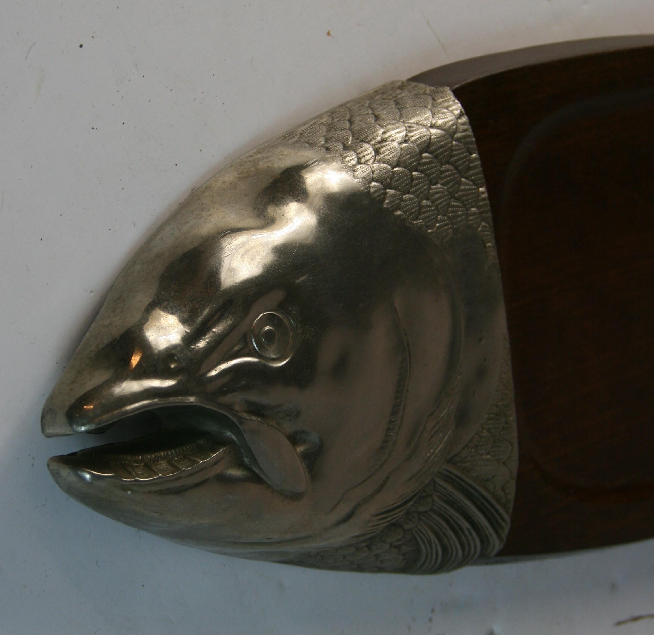 Vassoio da portata giapponese in ottone argentato e legno di noce con pesce in vendita 3