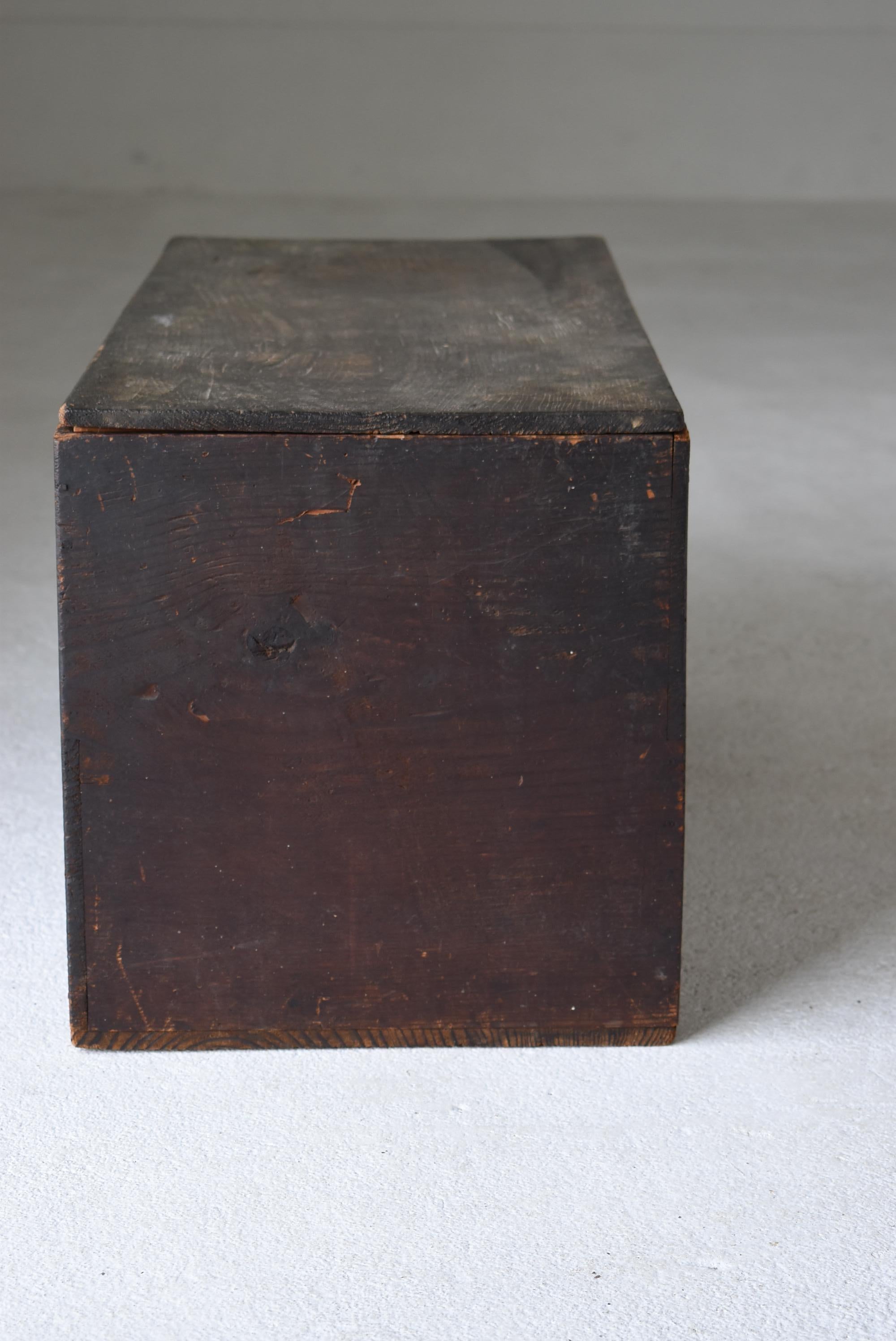 Japanese Antique Storage Box 1860s-1900s / Nightstand Side Table Wabi Sabi For Sale 4