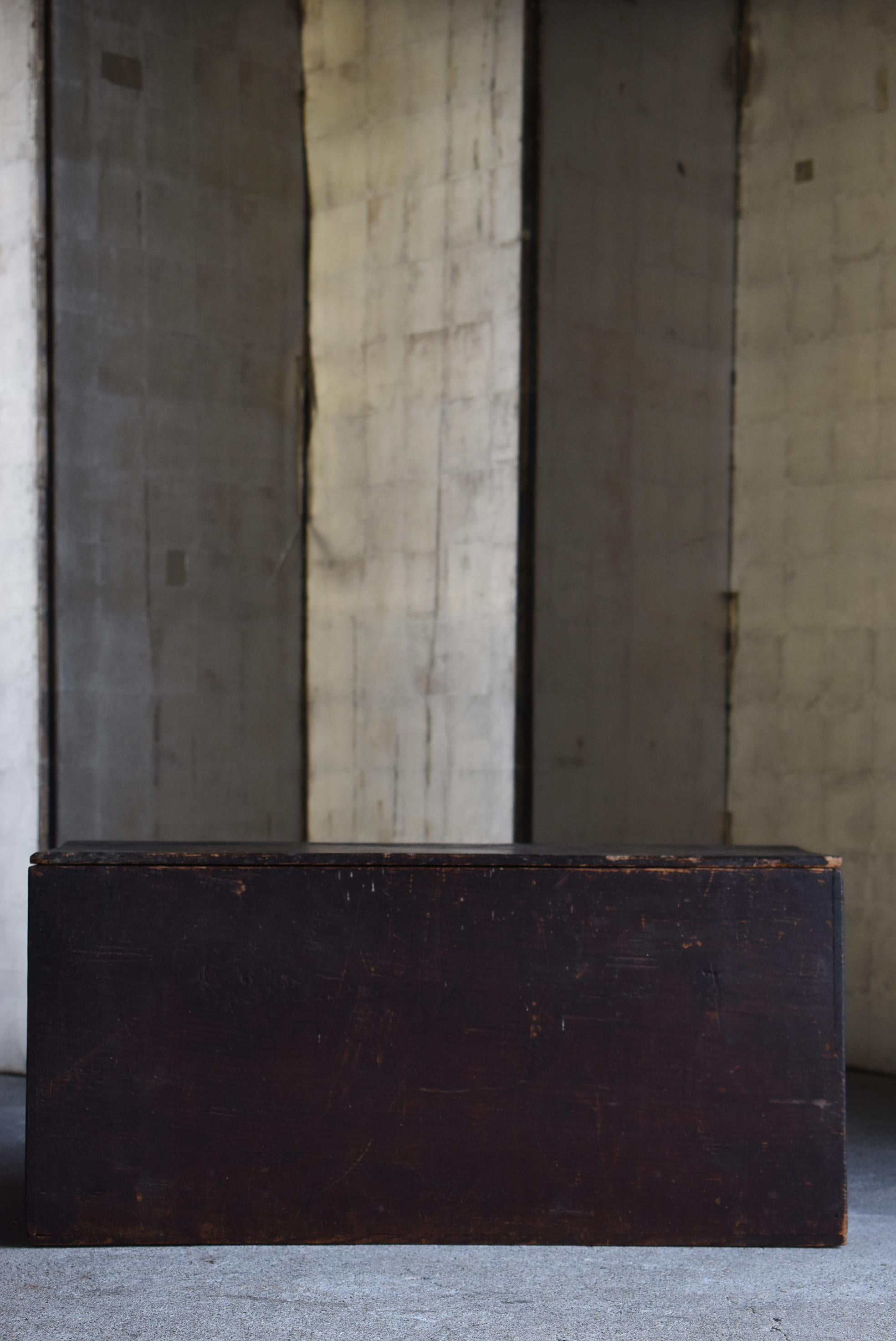 Japanese Antique Storage Box 1860s-1900s / Nightstand Side Table Wabi Sabi For Sale 10