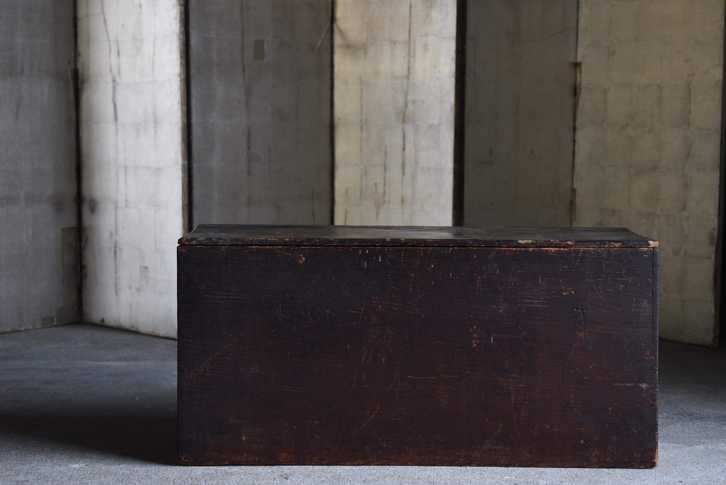 This is a wooden storage box made in Japan. It was made during the Meiji period (1860s-1900s) and has a long-standing taste and quiet presence.
The material is cedar wood. This wood has been used in many traditional Japanese architectural structures