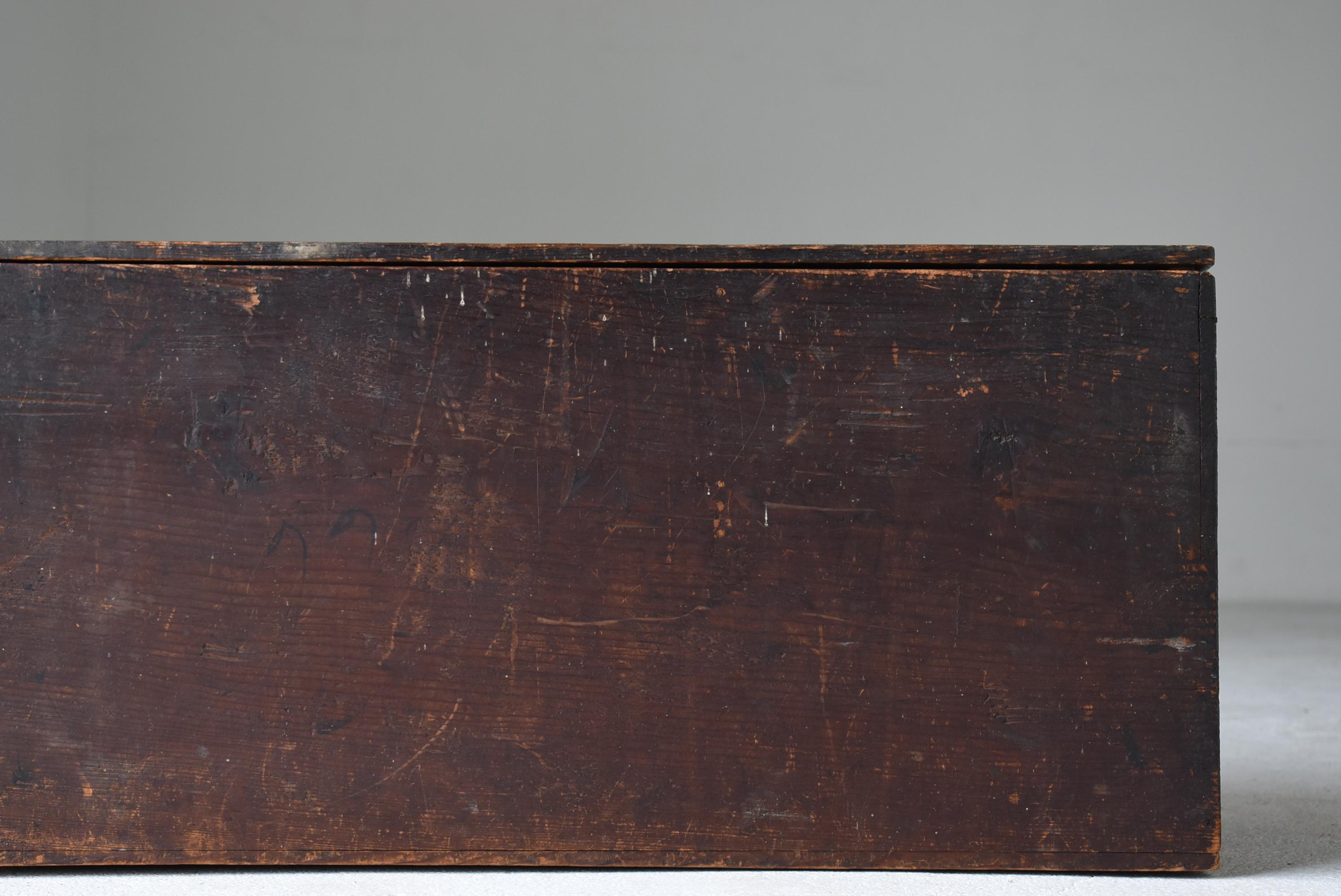 Japanese Antique Storage Box 1860s-1900s / Nightstand Side Table Wabi Sabi In Good Condition For Sale In Chōsei District Nagara, JP