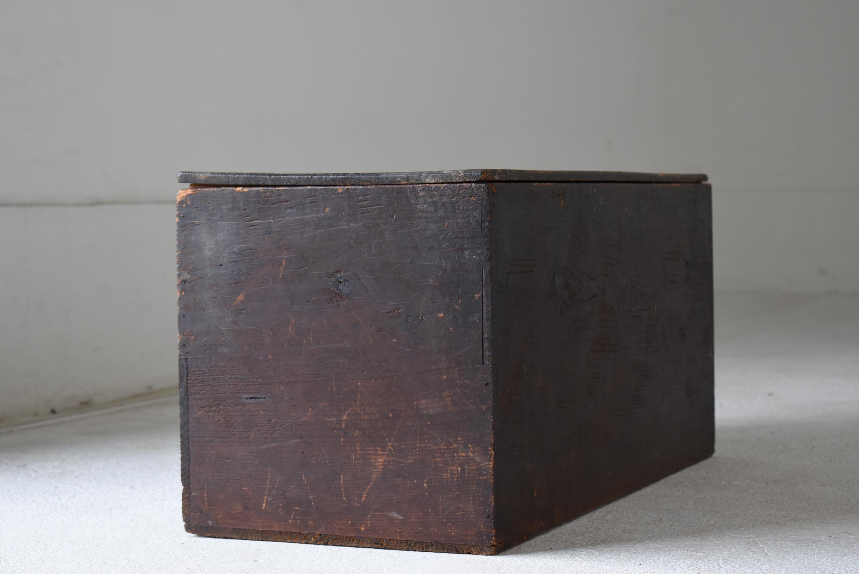 Japanese Antique Storage Box 1860s-1900s / Nightstand Side Table Wabi Sabi For Sale 1