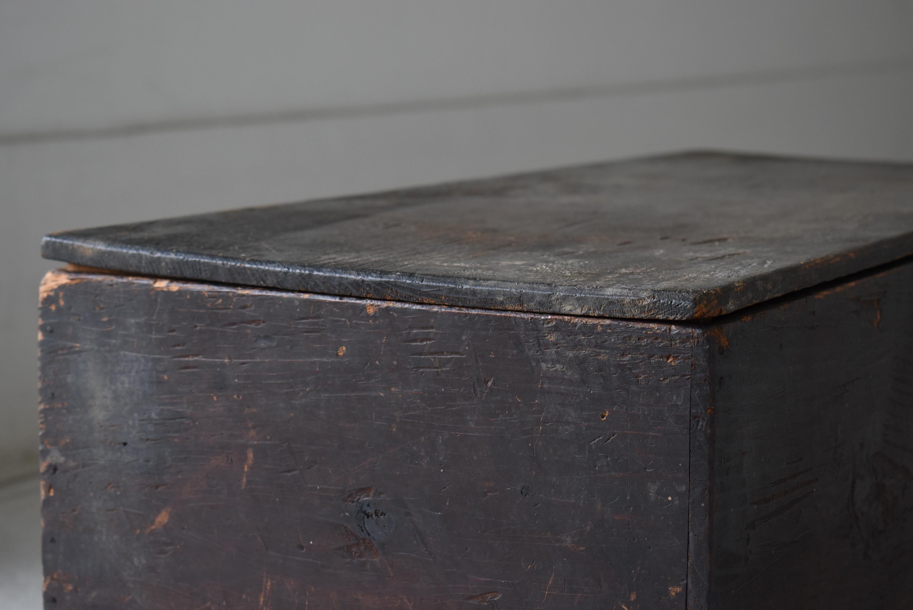Japanese Antique Storage Box 1860s-1900s / Nightstand Side Table Wabi Sabi For Sale 2