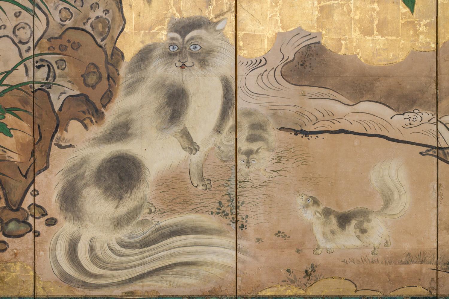 Gemälde der Kano-Schule, mit Mineralpigmenten und Blattgold auf Maulbeerpapier mit Seidenbrokatbordüre. Künstlersiegel lautet: Hokkyo Unsen.