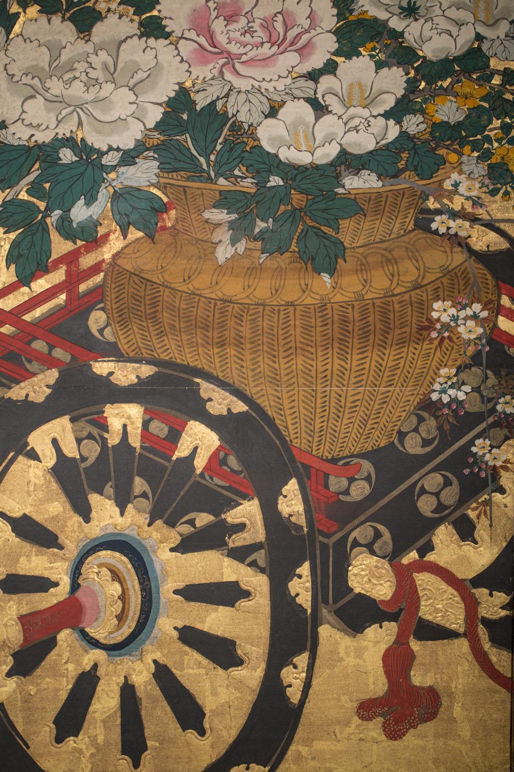 Composition florale abondante de pivoines dans un panier, avec un reposoir à quatre pattes à droite et une clôture de brindilles à gauche. Chariot de cérémonie en laque fine avec des attaches en soie et des zones en or en relief. Pigments minéraux,