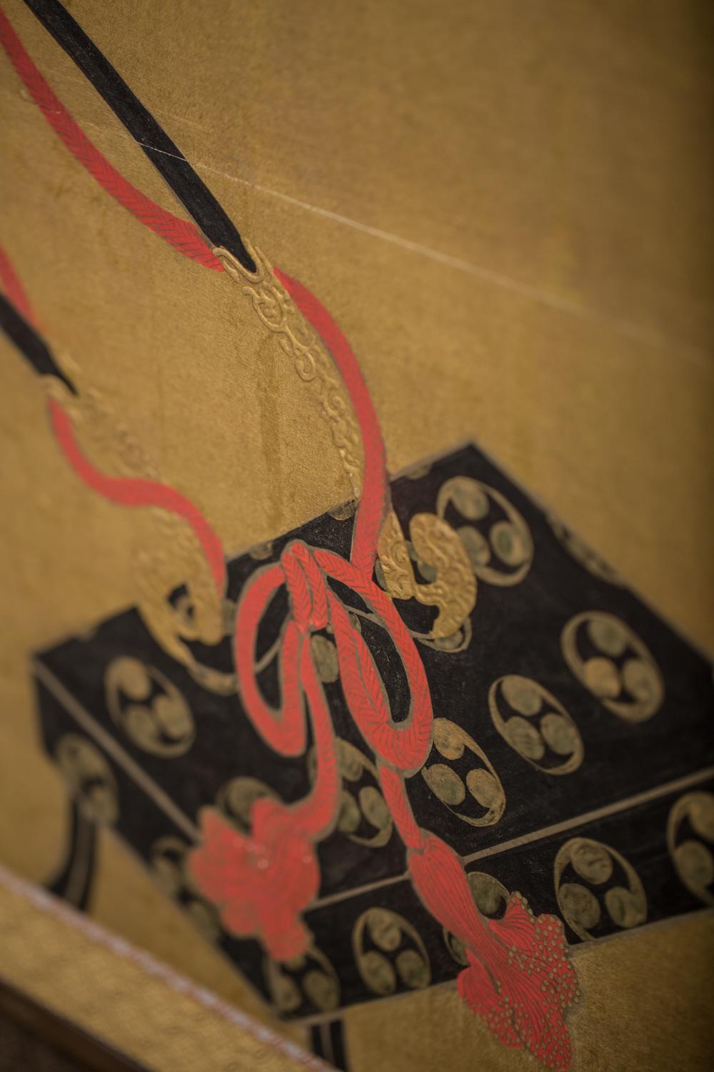 Japonais Paravent japonais à six panneaux : chariot de festival de fleurs en laque noire et dorée en vente