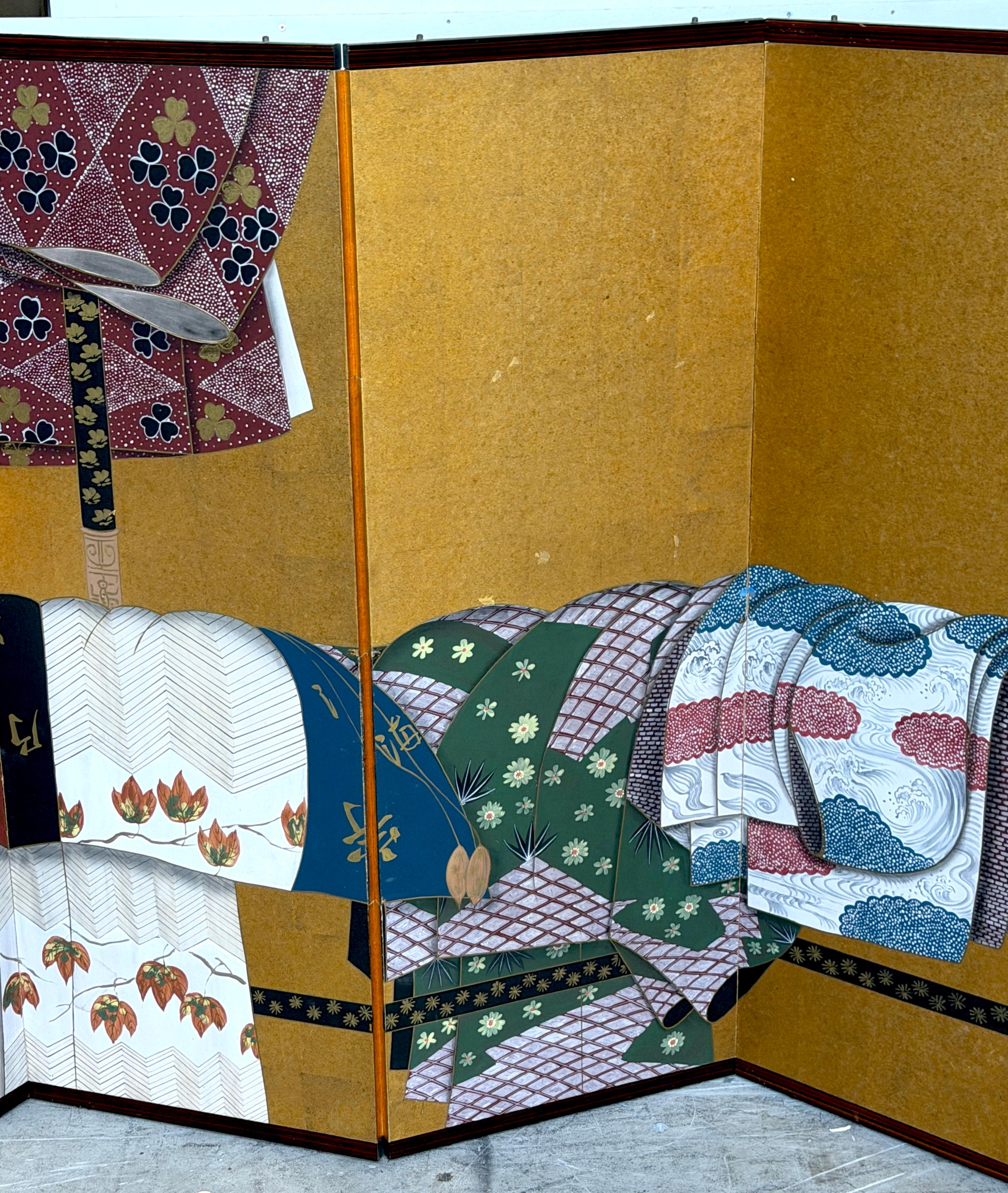 Byōbu/écran japonais à six panneaux représentant des kimonos et des obi drapés sur un Ikō Rac en vente 4