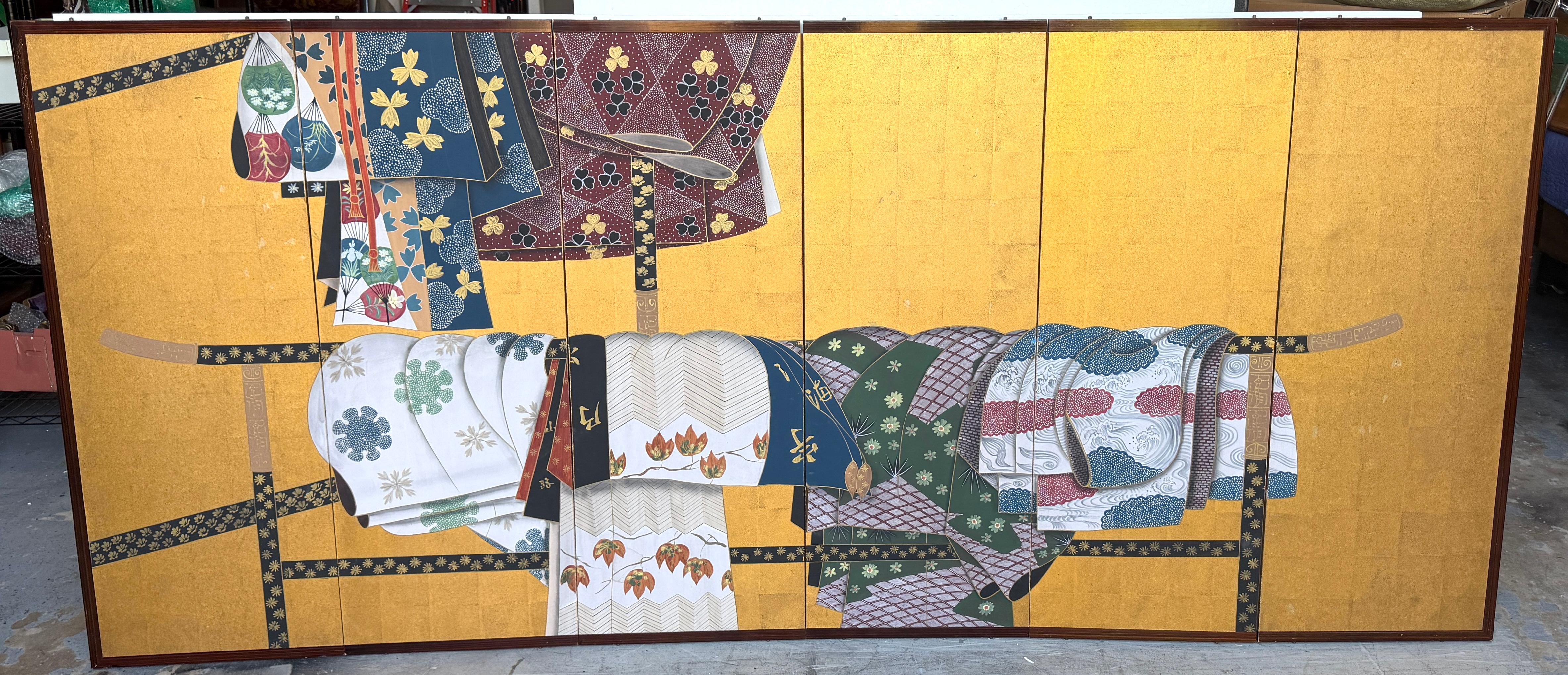 Byōbu/écran japonais du milieu du siècle à six panneaux représentant des kimonos et des obi drapés sur un Ikō Rac

Un écran byōbu japonais à six panneaux magnifiquement composé représentant un élégant assemblage de kimonos et d'obi pliés, drapés sur