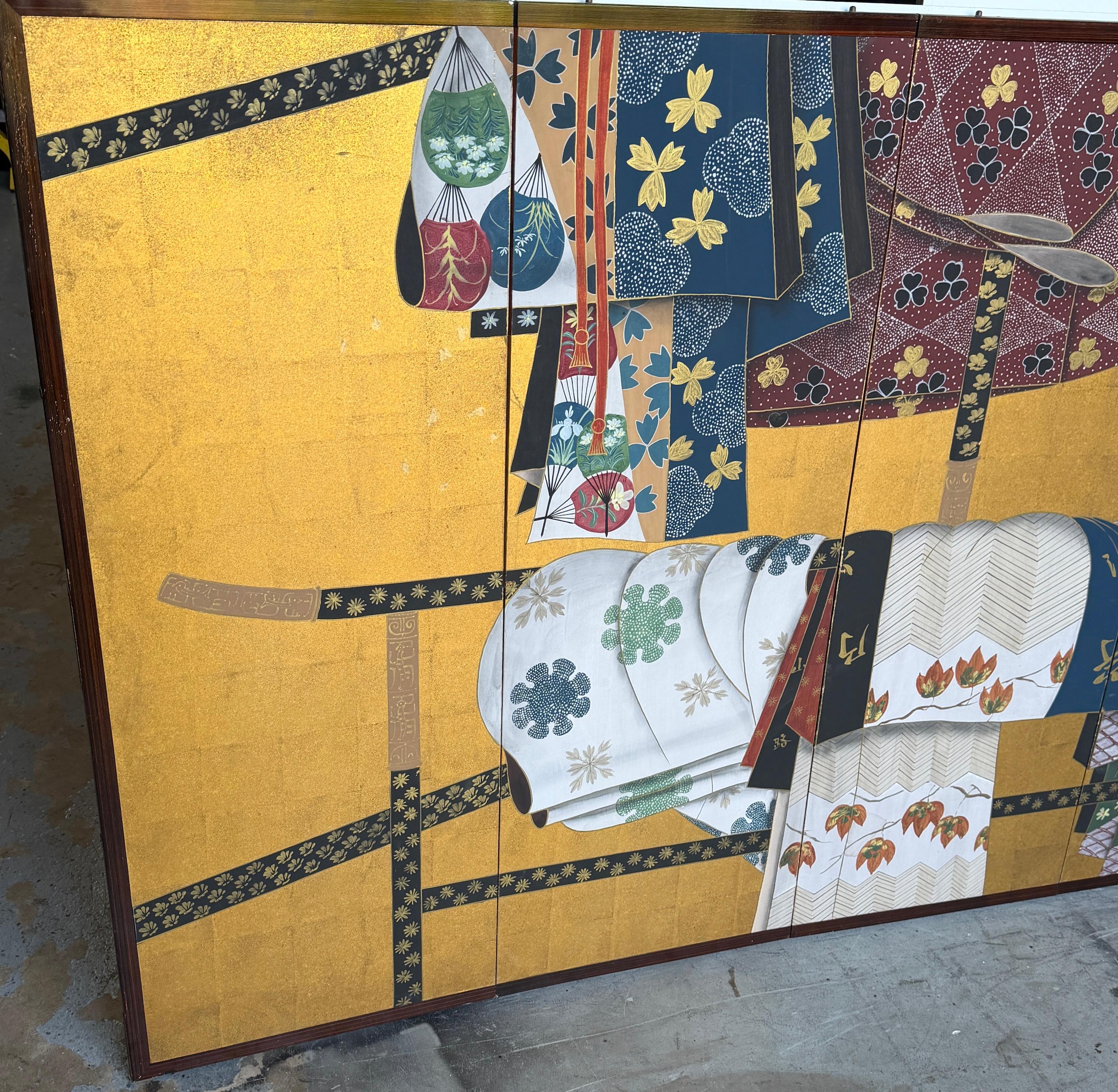 Showa Byōbu/écran japonais à six panneaux représentant des kimonos et des obi drapés sur un Ikō Rac en vente