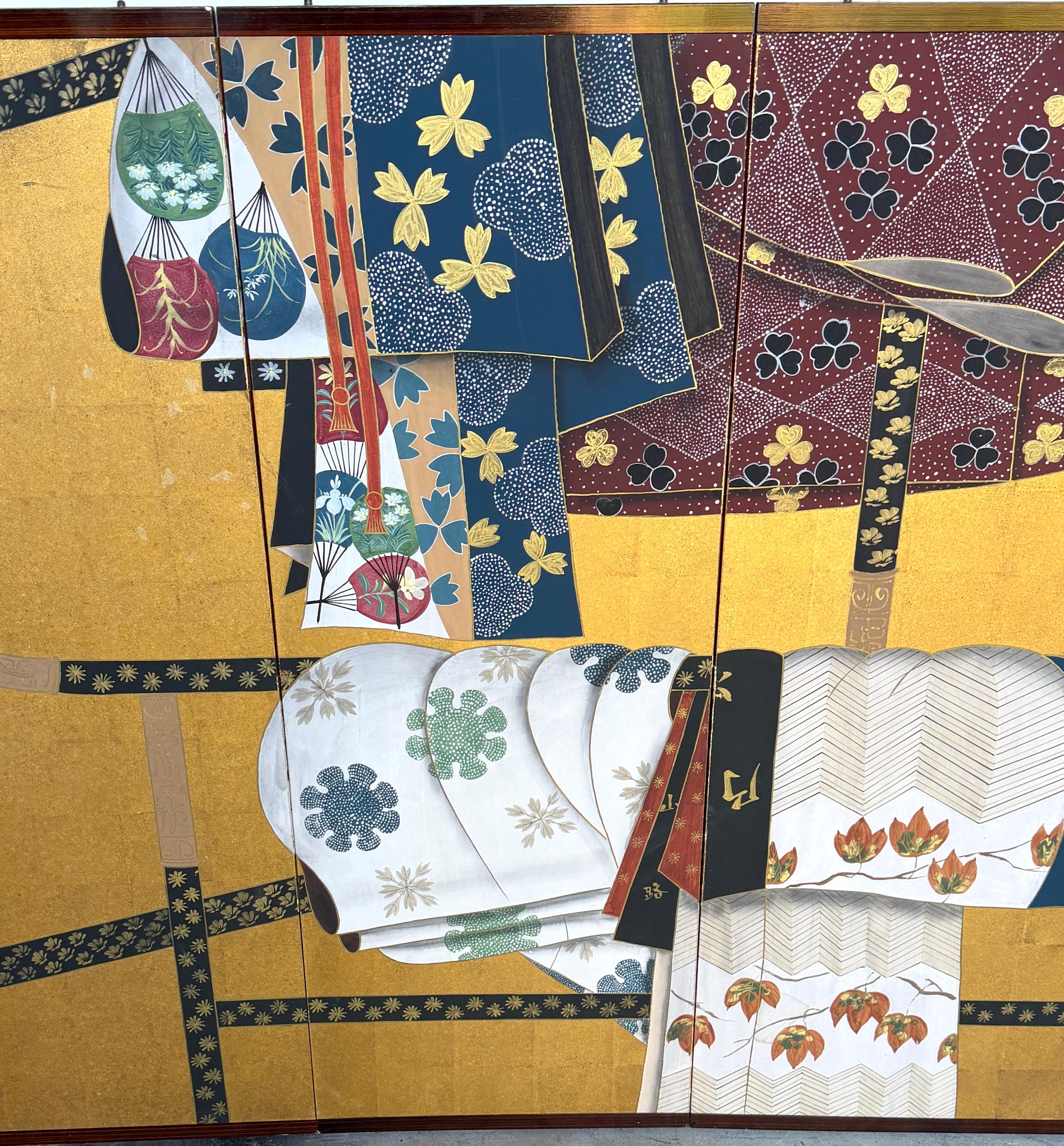 Japonais Byōbu/écran japonais à six panneaux représentant des kimonos et des obi drapés sur un Ikō Rac en vente