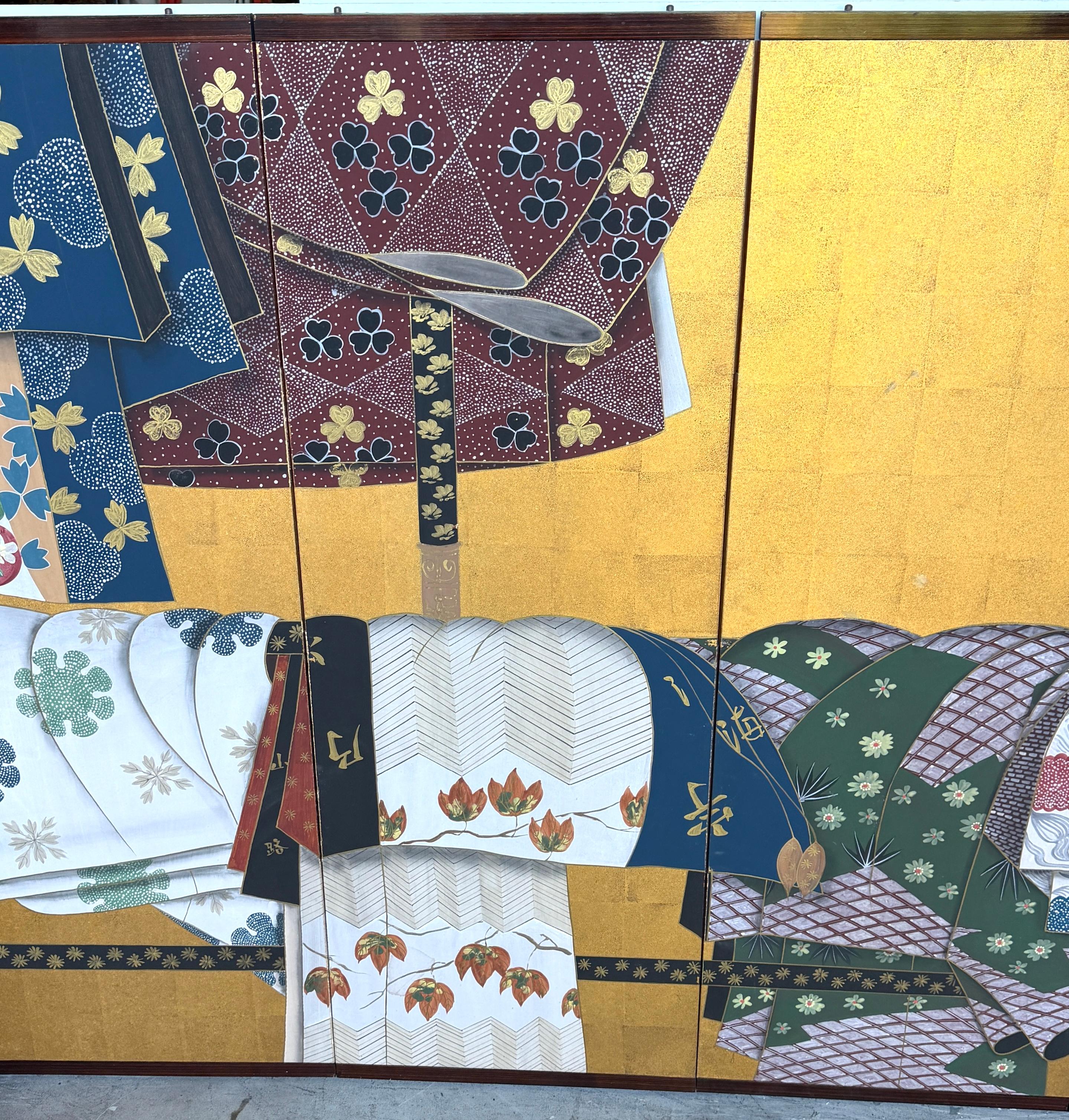 Émaillé Byōbu/écran japonais à six panneaux représentant des kimonos et des obi drapés sur un Ikō Rac en vente