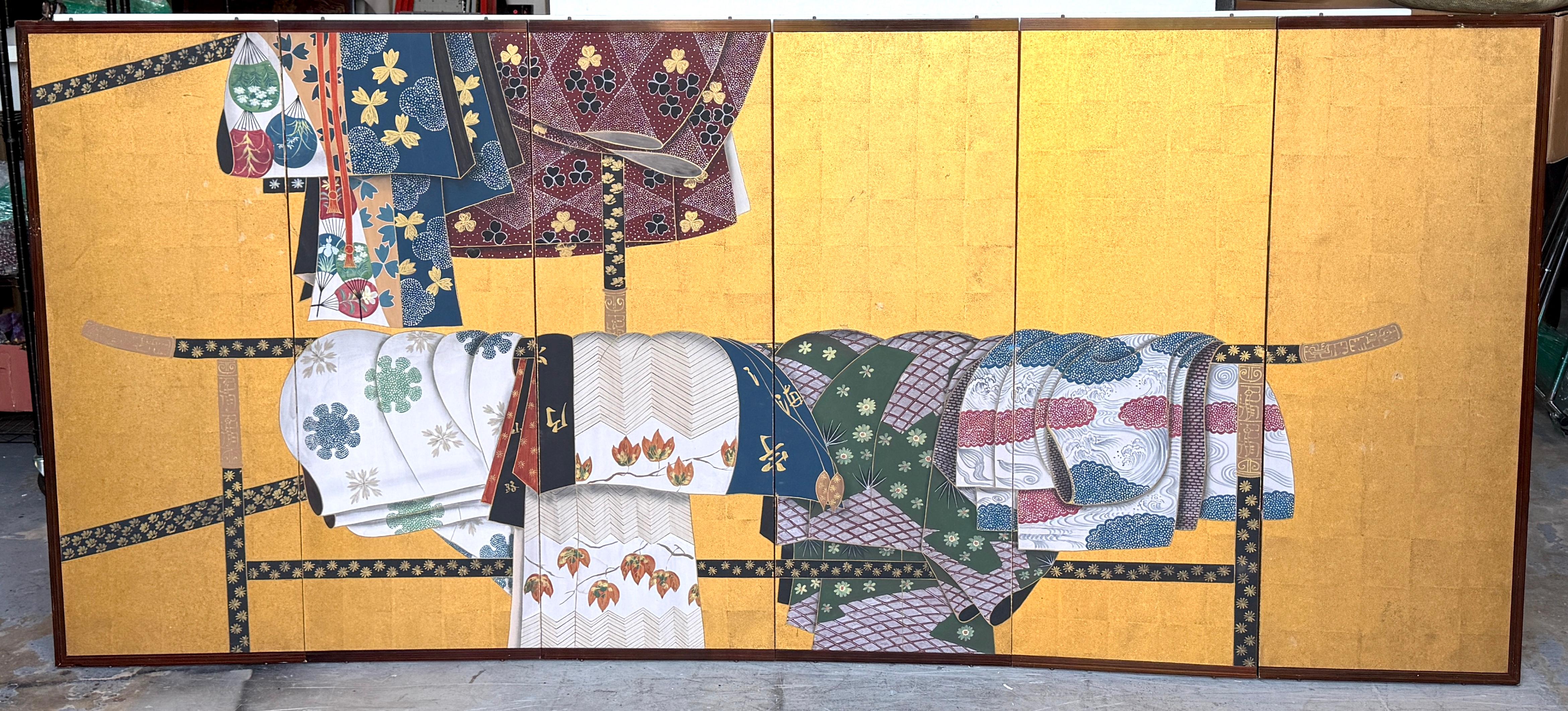 20ième siècle Byōbu/écran japonais à six panneaux représentant des kimonos et des obi drapés sur un Ikō Rac en vente