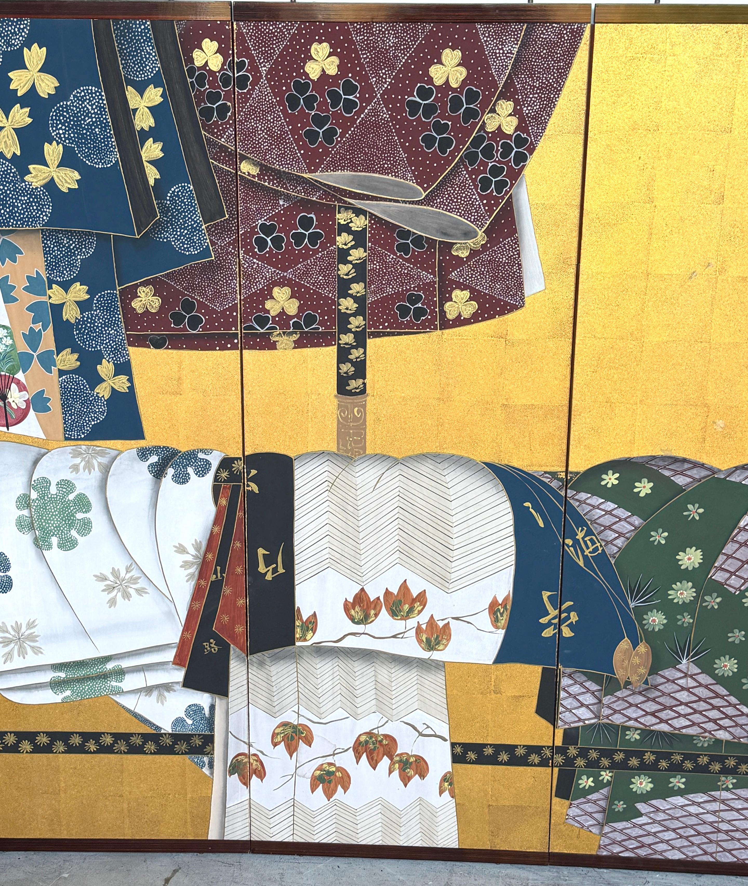 Laiton Byōbu/écran japonais à six panneaux représentant des kimonos et des obi drapés sur un Ikō Rac en vente