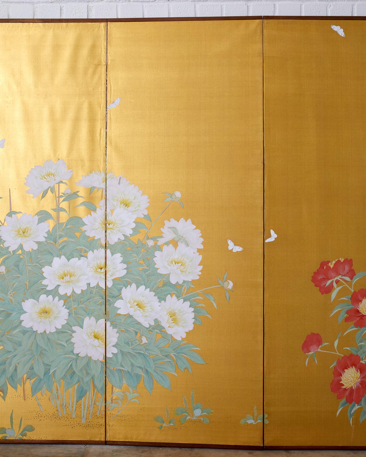 Sechsteiliger japanischer Meiji-Raumteiler mit Blütenblättern und Schmetterlingen (20. Jahrhundert) im Angebot