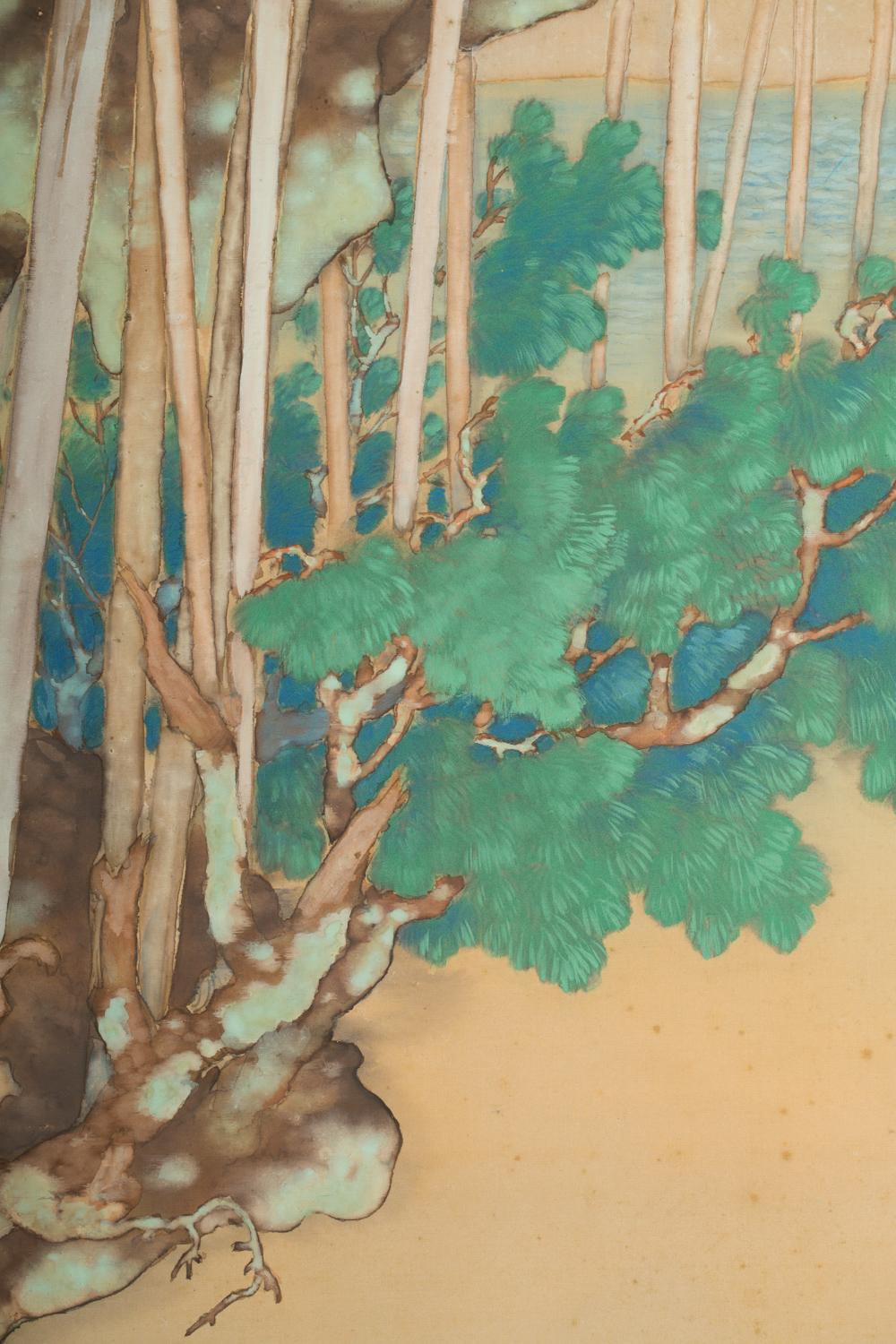 Japanischer Raumteiler mit sechs Tafeln, antike Kiefern an der Shore unter Silbermond (Seide) im Angebot