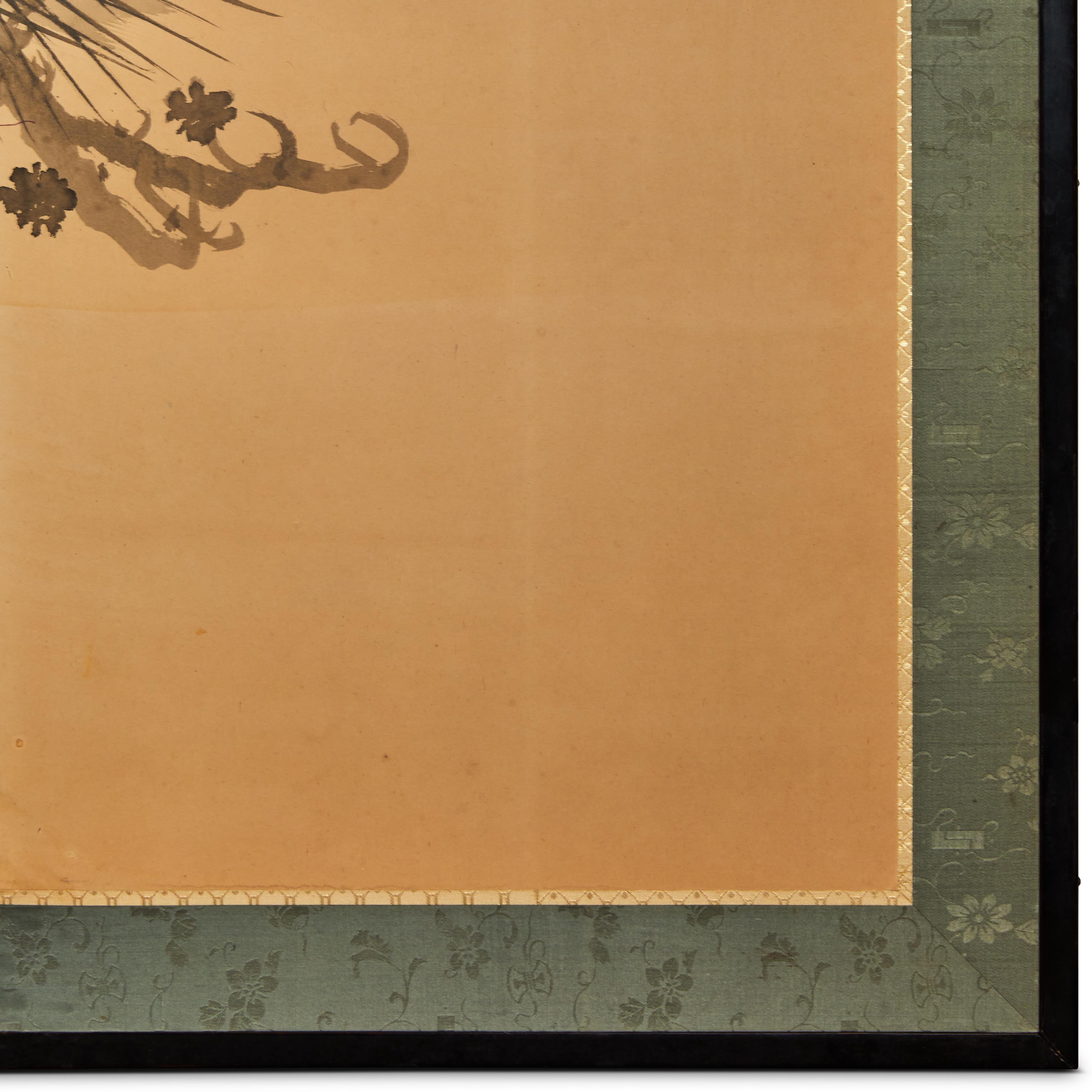 Période Meiji (1868 - 1912) sumi-e (ou peinture à l'encre) sur papier représentant un pin vénérable dont les branches s'étendent au-dessus d'une falaise.  Belle signature et sceau lu : Biei.  Encre sur papier avec une bordure de brocart de soie.