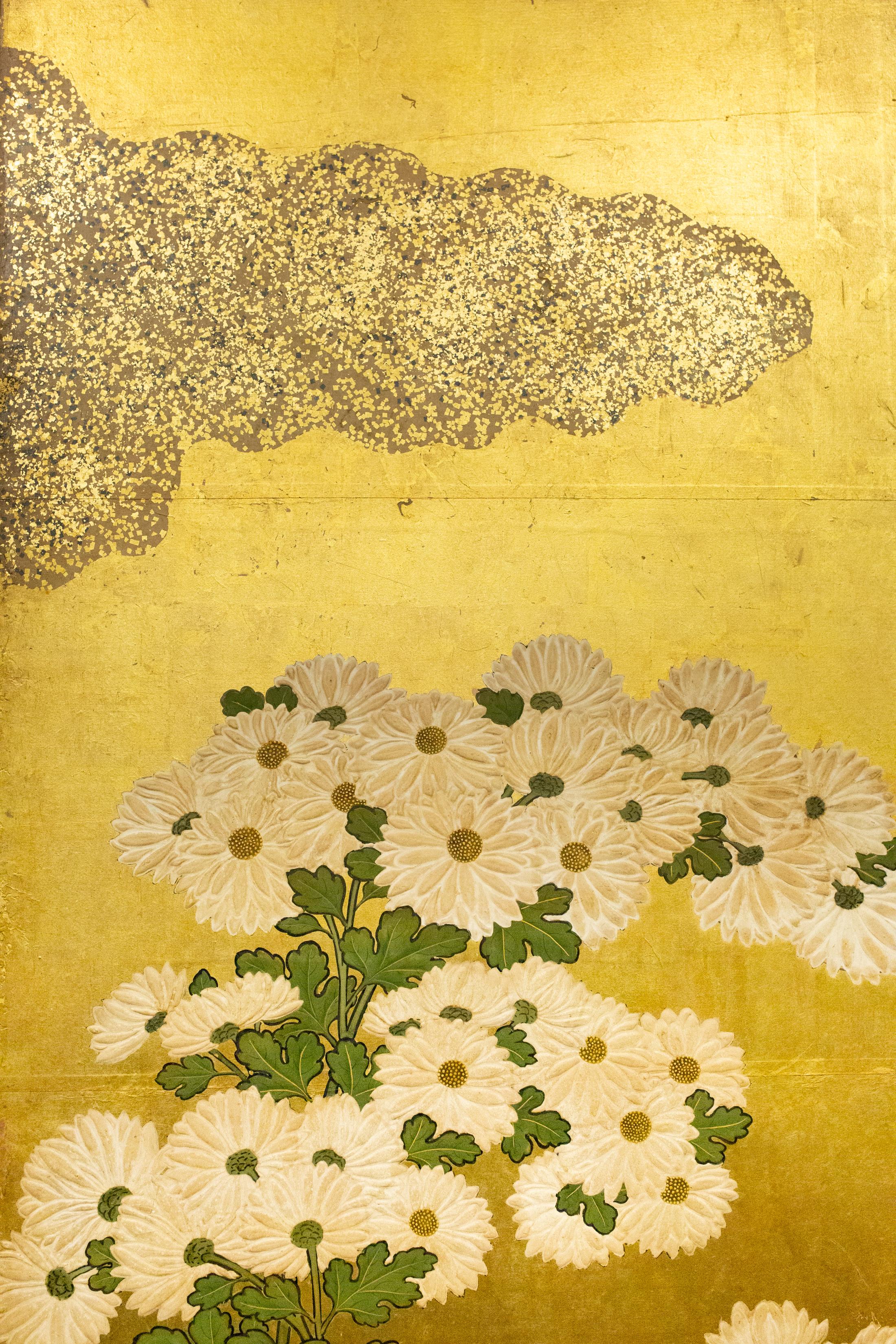 Biombo japonés de seis paneles, crisantemos de la Rimpa School sobre oro Meiji en venta