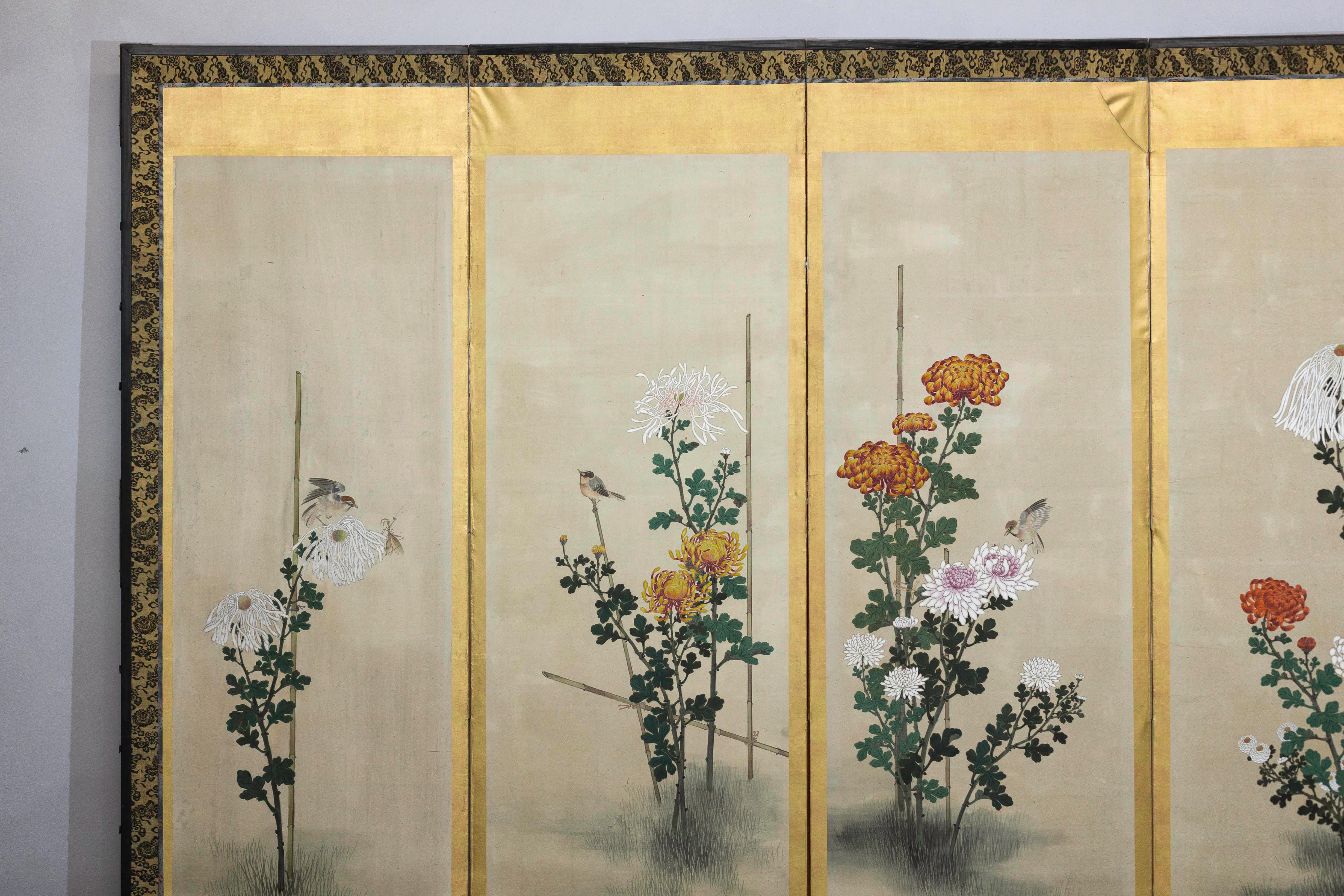 Taisho Paravento giapponese a sei pannelli con crisantemi e uccelli, periodo Taishō (anni '20) in vendita