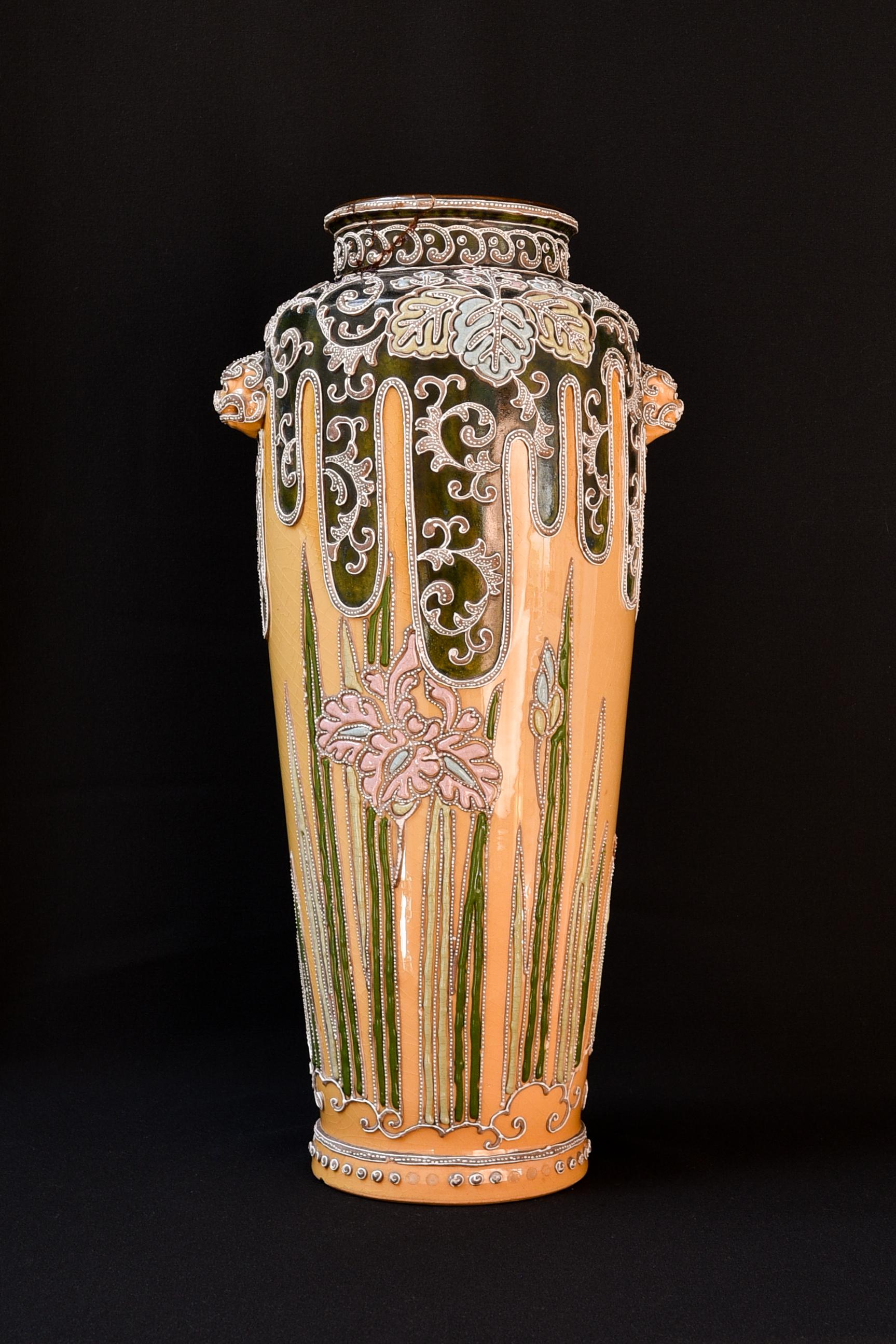 Sehr seltene japanische Vase mit schönen Details und japanischem Signaturstempel auf dem Boden. 
Der obere Teil ist beschädigt, wie man auf den Bildern sehen kann. Diese kann auf Wunsch von einem Expertenteam professionell restauriert werden (was