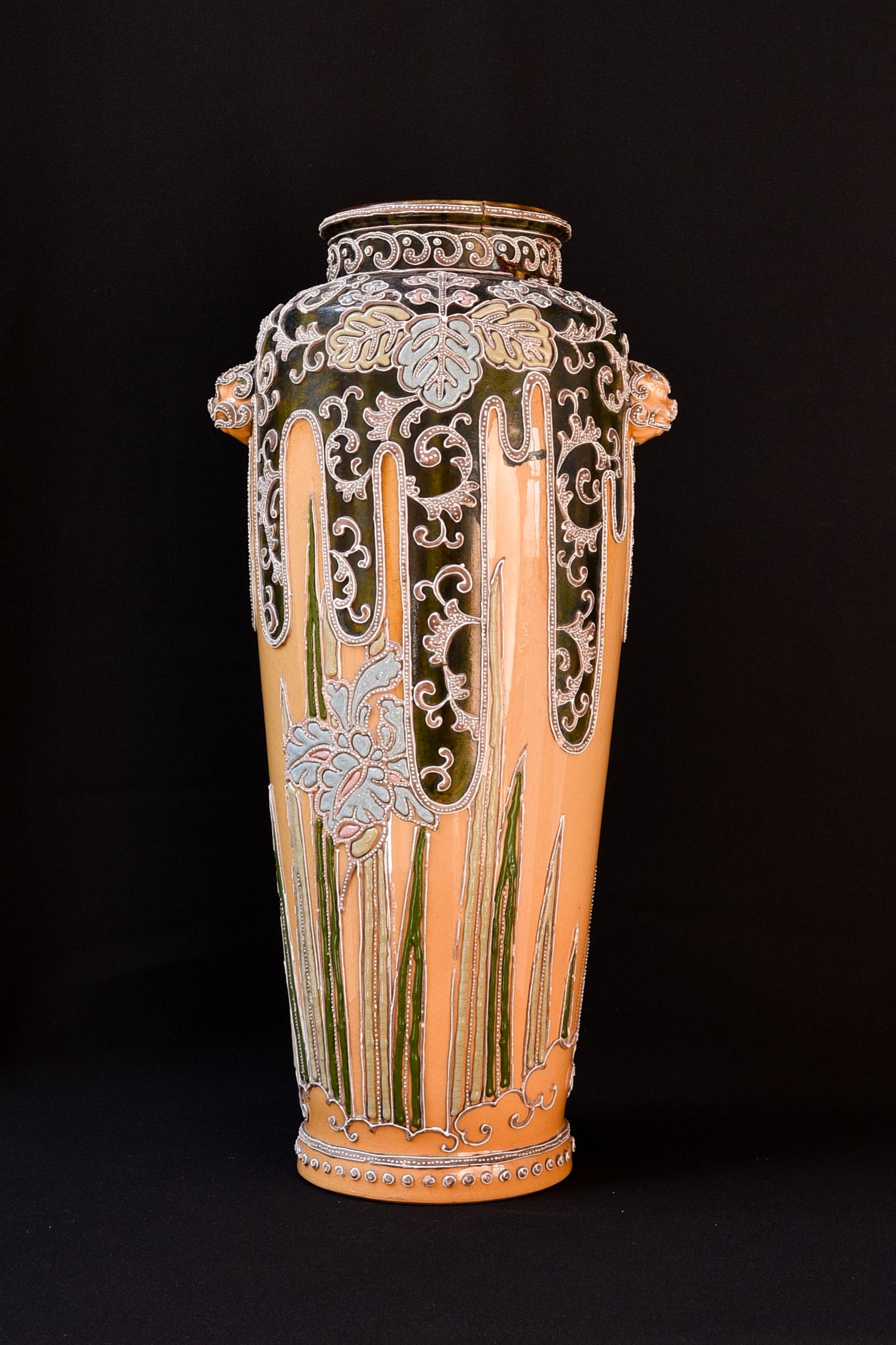 Japanese Slip Trailing Moriage multicolour ceramic vase ca. 1890 In Distressed Condition For Sale In Oostende, BE
