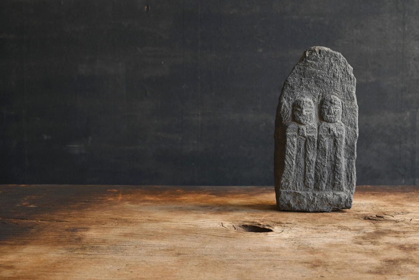 This is a stone statue of two priestly deities carved side by side, believed to have been made in the mid to late Edo period (around the 18th to 19th century), and is one of the objects of worship called “Sotai Dosojin.

These statues were erected