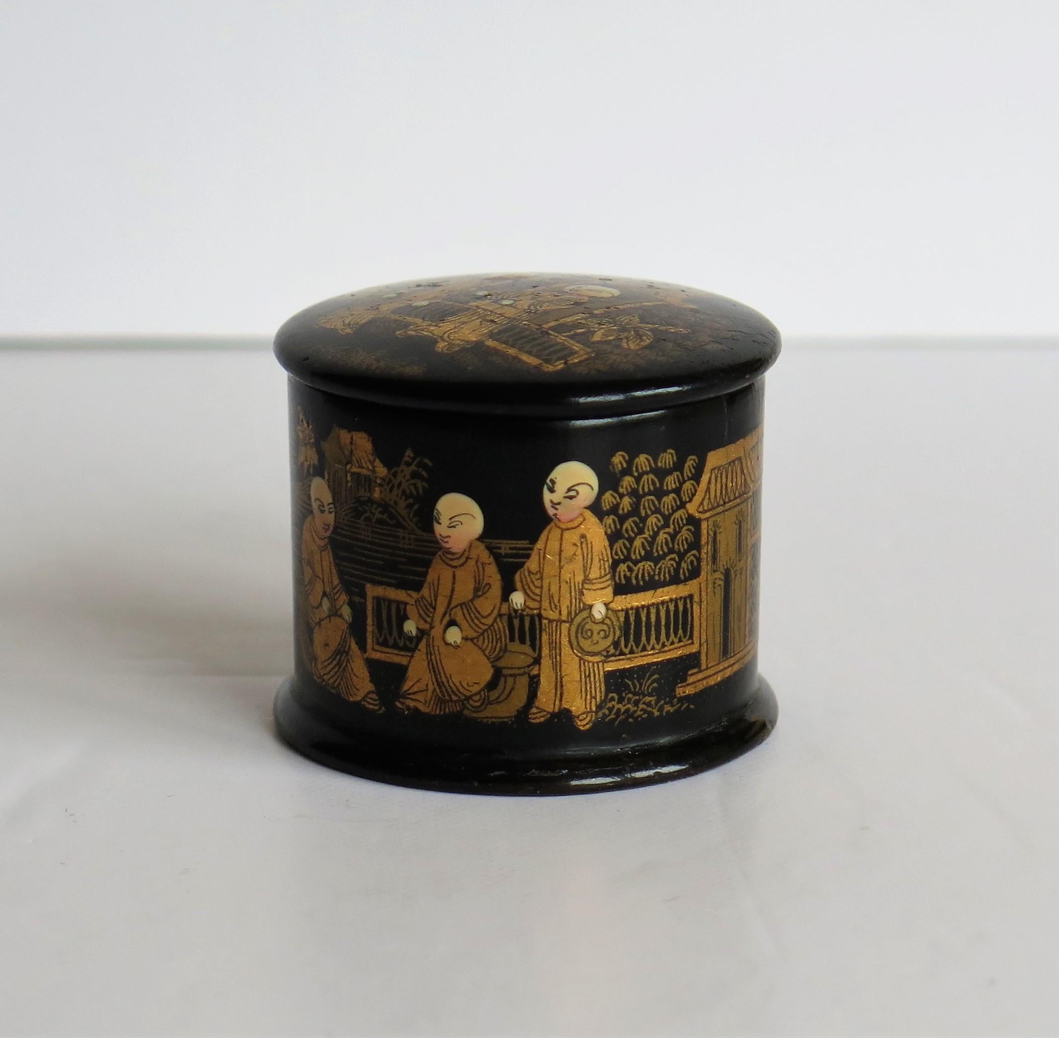 Japanese Small Black Lacquered Box Hand Enamelled and Gilded, Meiji Period 2