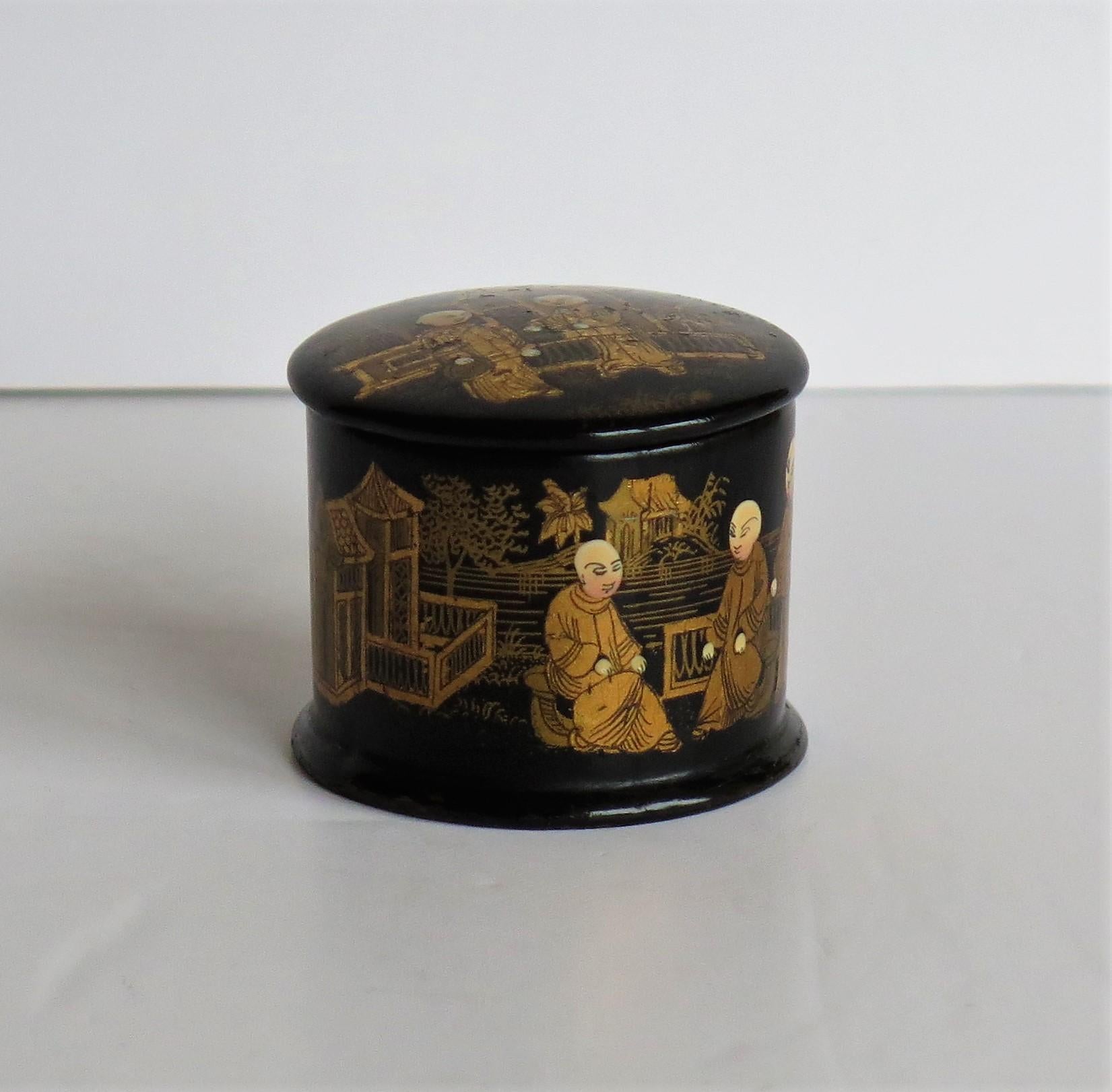 Japanese Small Black Lacquered Box Hand Enamelled and Gilded, Meiji Period 3