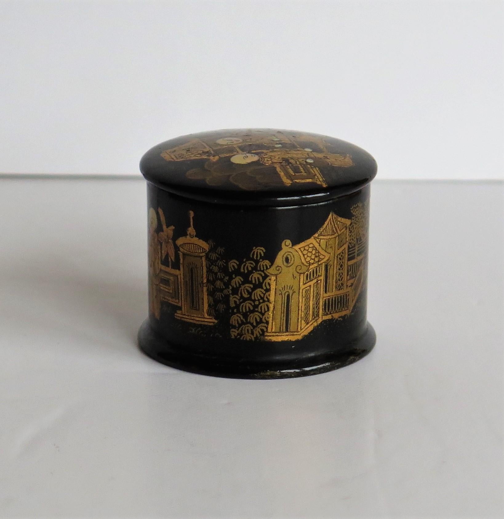 Japanese Small Black Lacquered Box Hand Enamelled and Gilded, Meiji Period 4