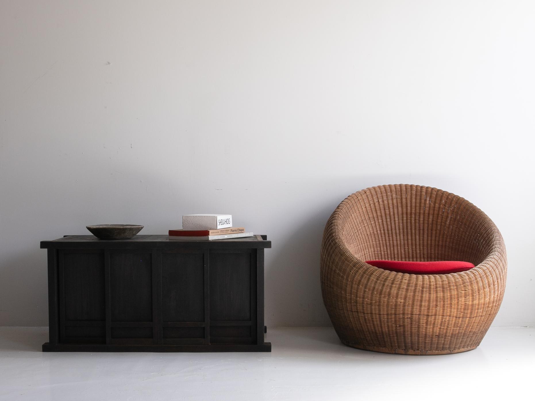 This is a historically significant Japanese tansu made between the Taisho period and the early Showa period (1910s–1920s).
It is crafted from Japanese cedar wood.

Its minimalist and refined design embodies the traditional Japanese aesthetic,
with