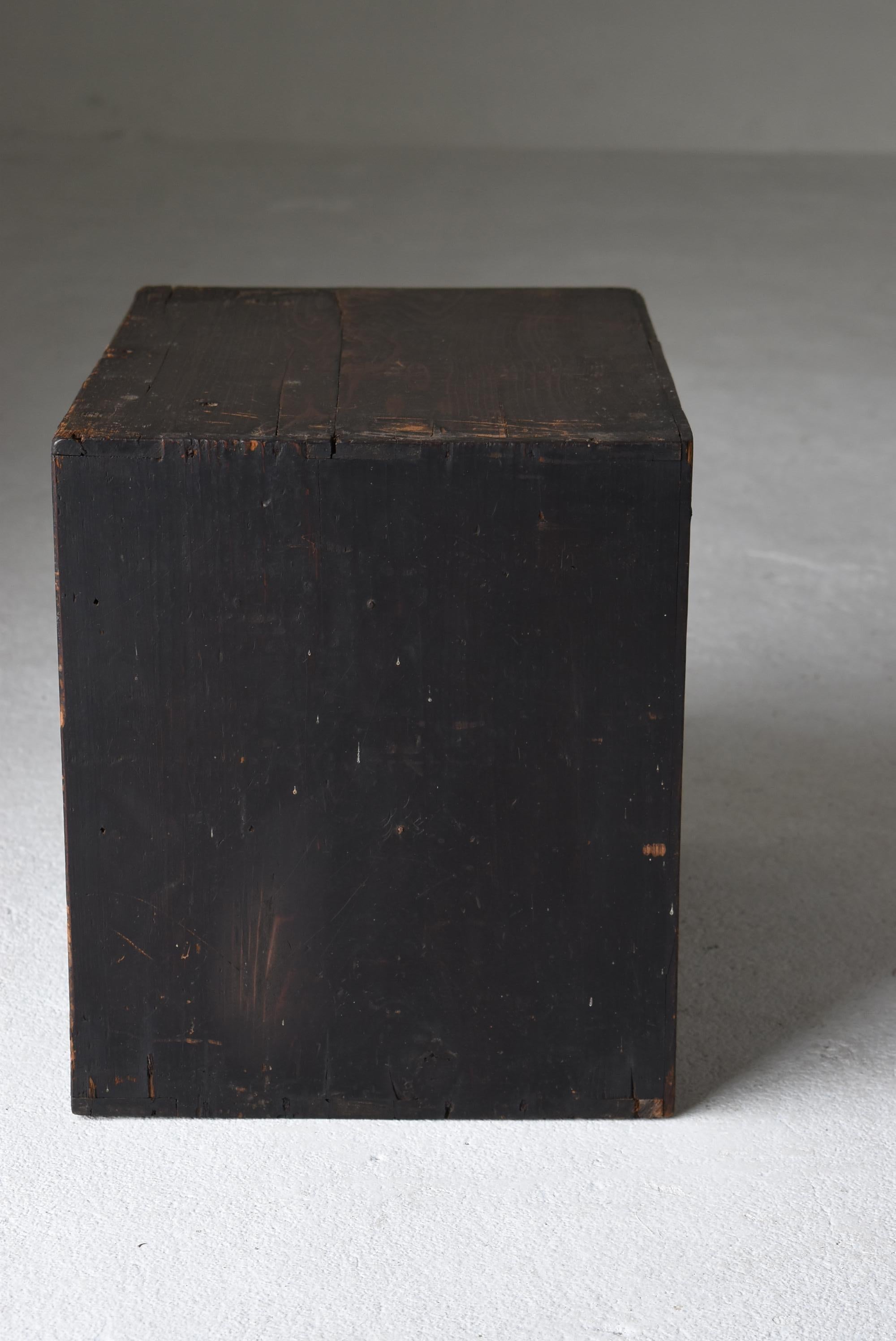 Kleine japanische Schublade 1860er-1920er Jahre / Tansu-Nachttisch Wabisabi im Angebot 4
