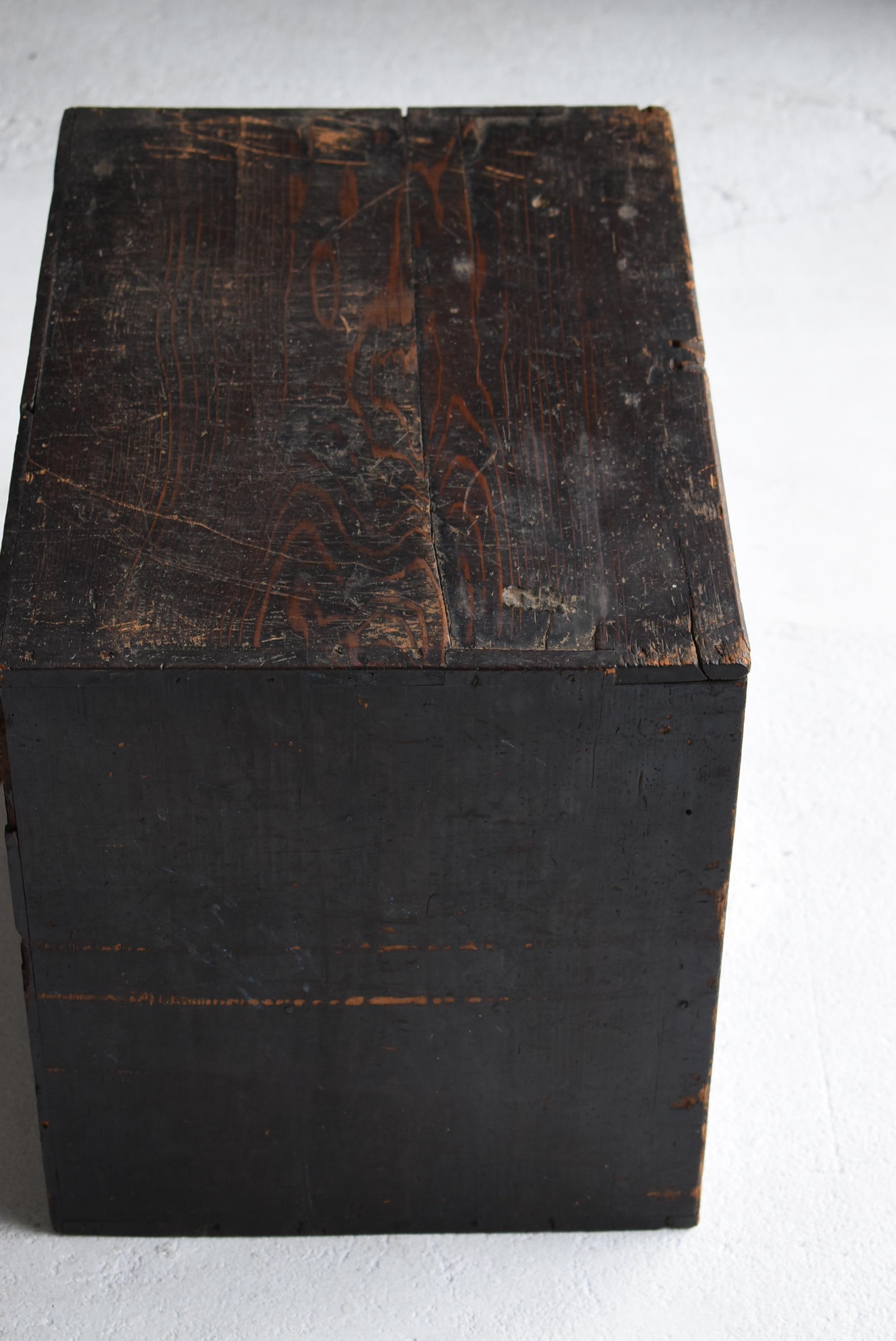 Kleine japanische Schublade 1860er-1920er Jahre / Tansu-Nachttisch Wabisabi im Angebot 5