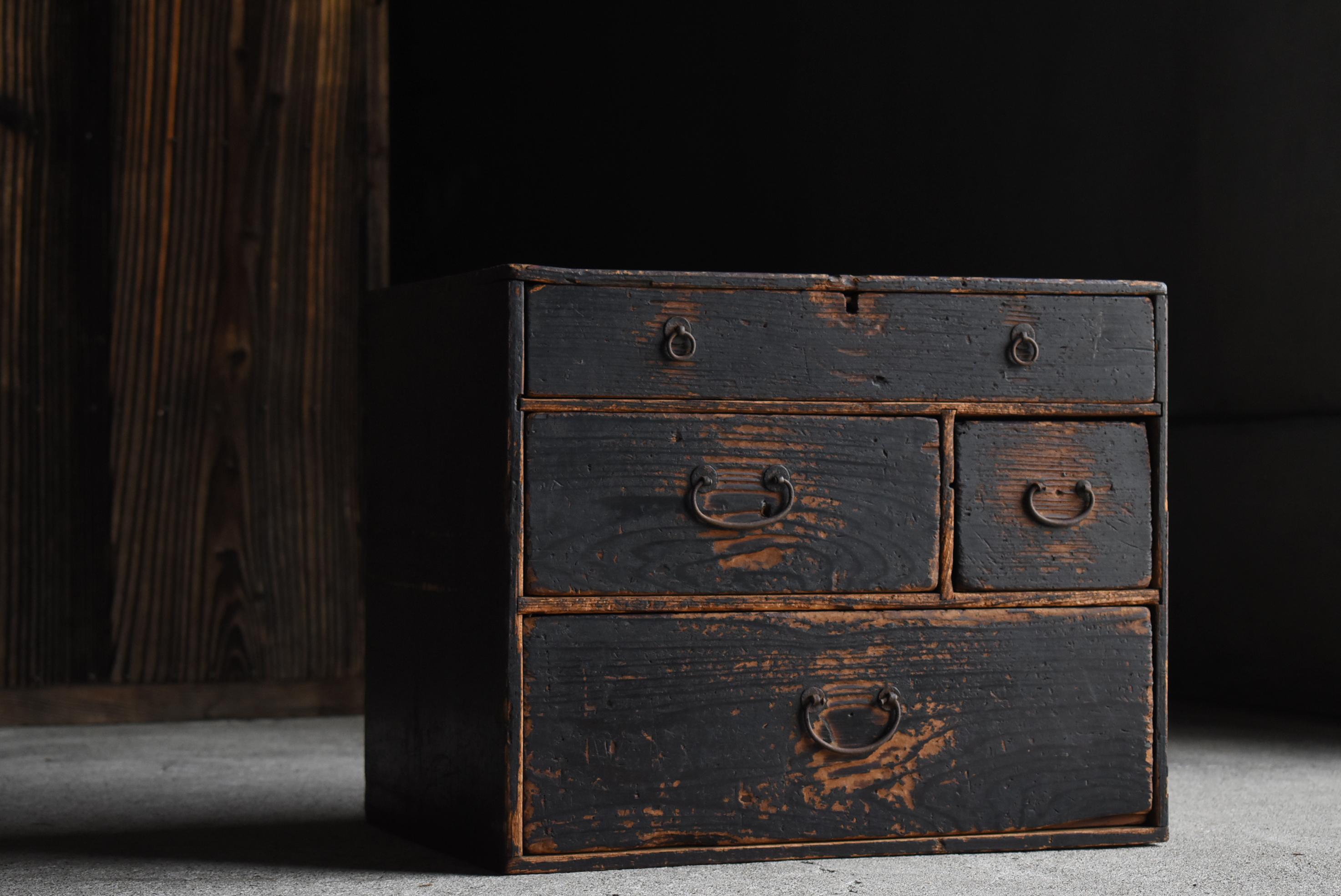 Kleine japanische Schublade 1860er-1920er Jahre / Tansu-Nachttisch Wabisabi (Meiji-Periode) im Angebot
