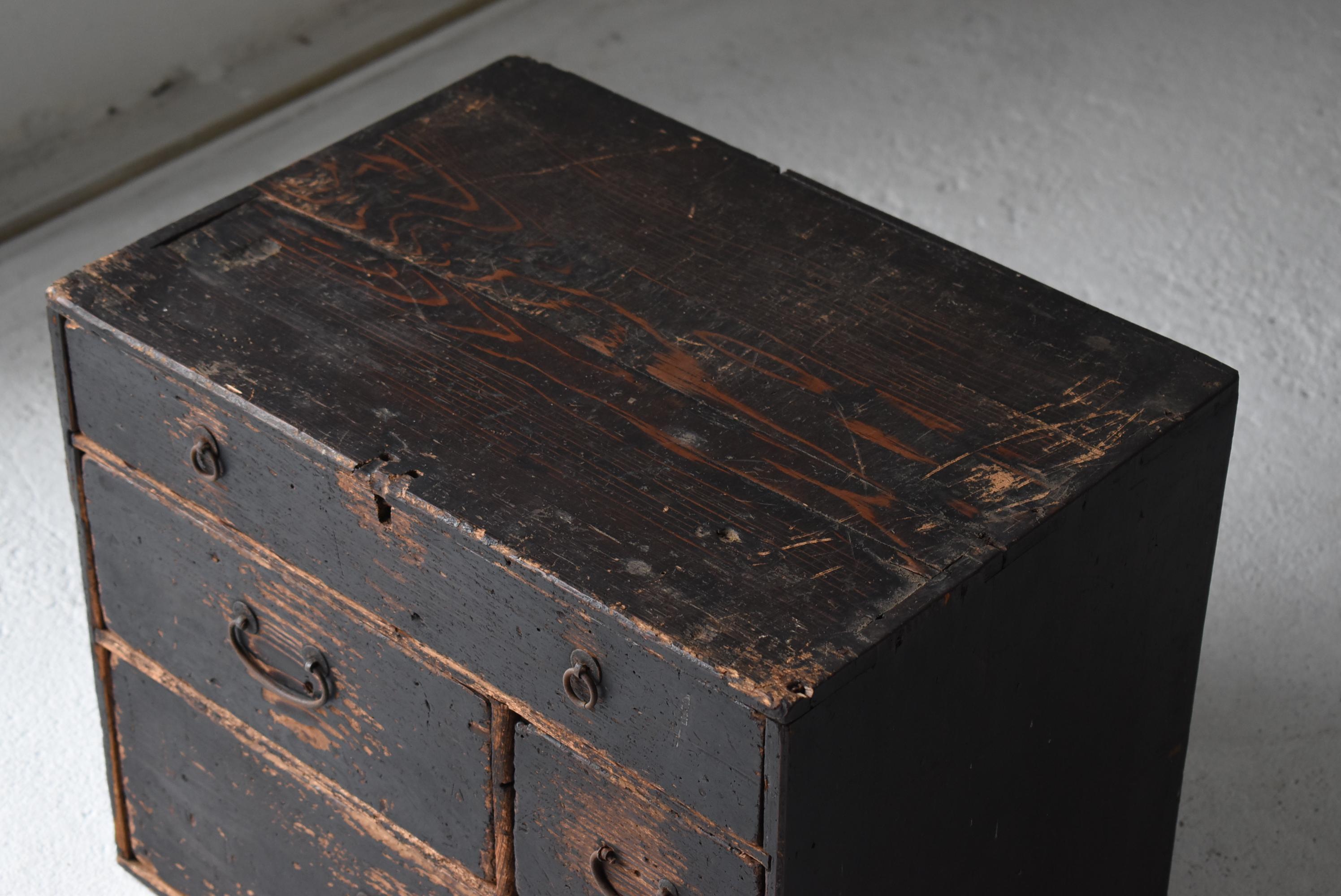 Kleine japanische Schublade 1860er-1920er Jahre / Tansu-Nachttisch Wabisabi (Japanisch) im Angebot
