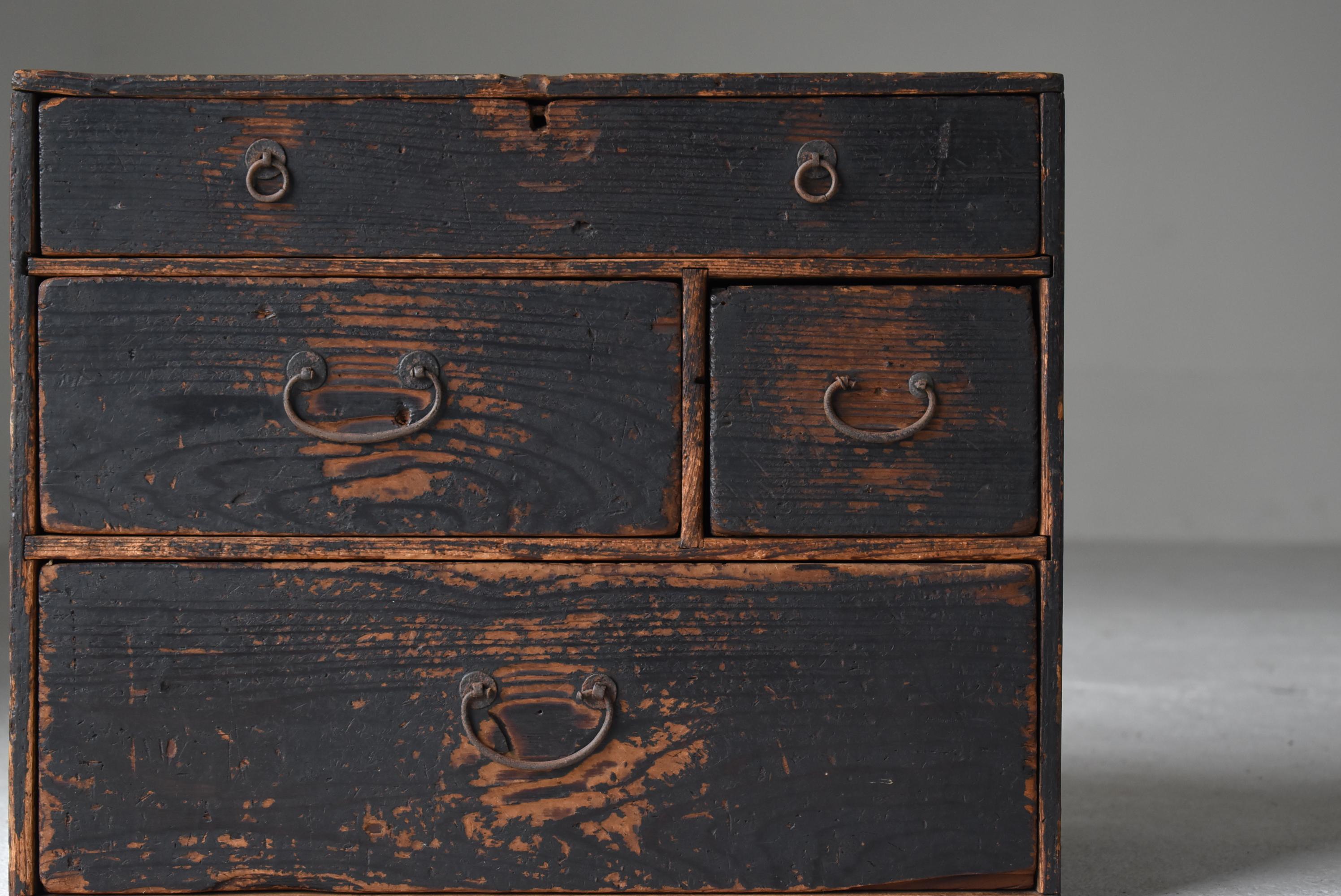 Kleine japanische Schublade 1860er-1920er Jahre / Tansu-Nachttisch Wabisabi (Holzarbeit) im Angebot