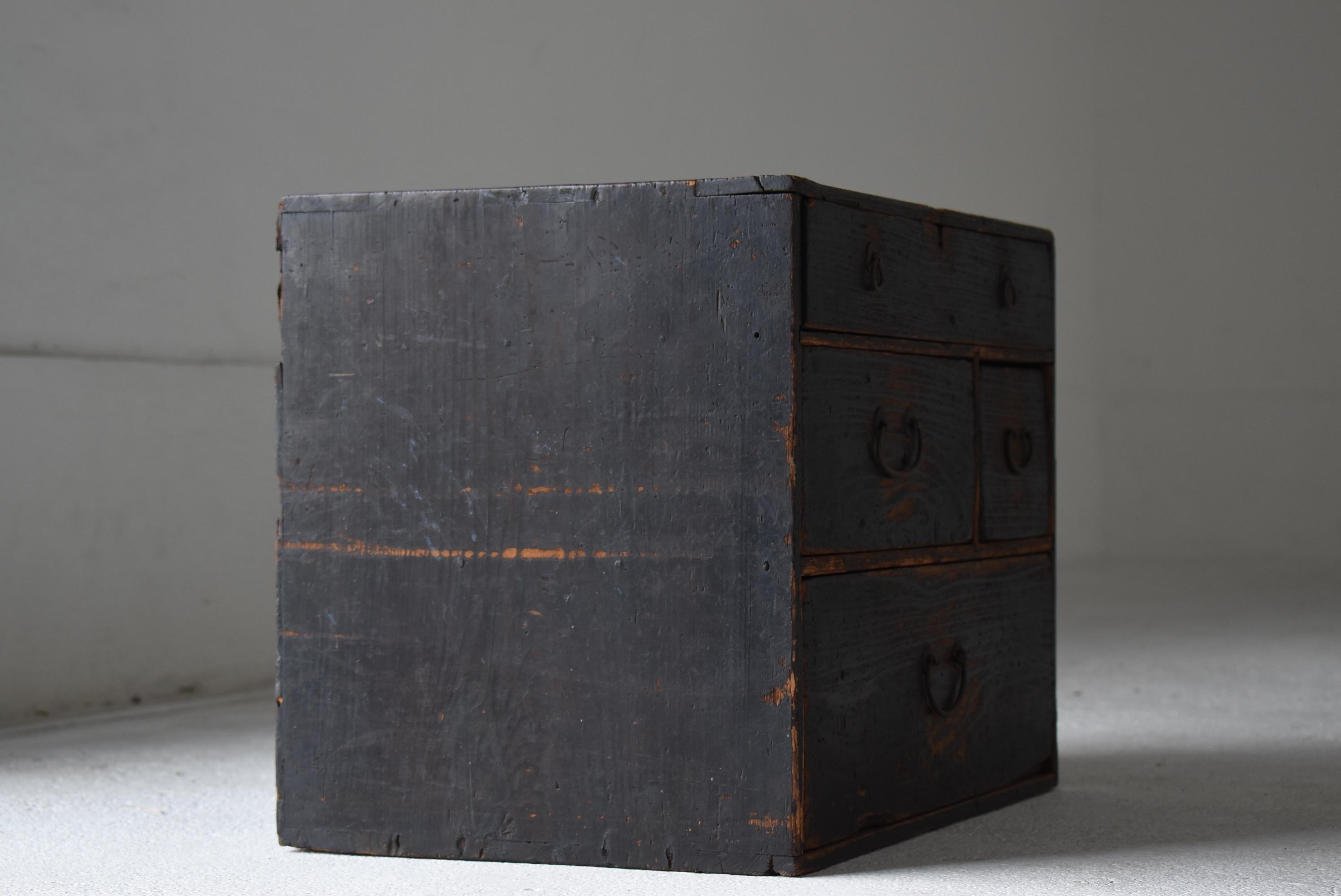 Kleine japanische Schublade 1860er-1920er Jahre / Tansu-Nachttisch Wabisabi im Angebot 1