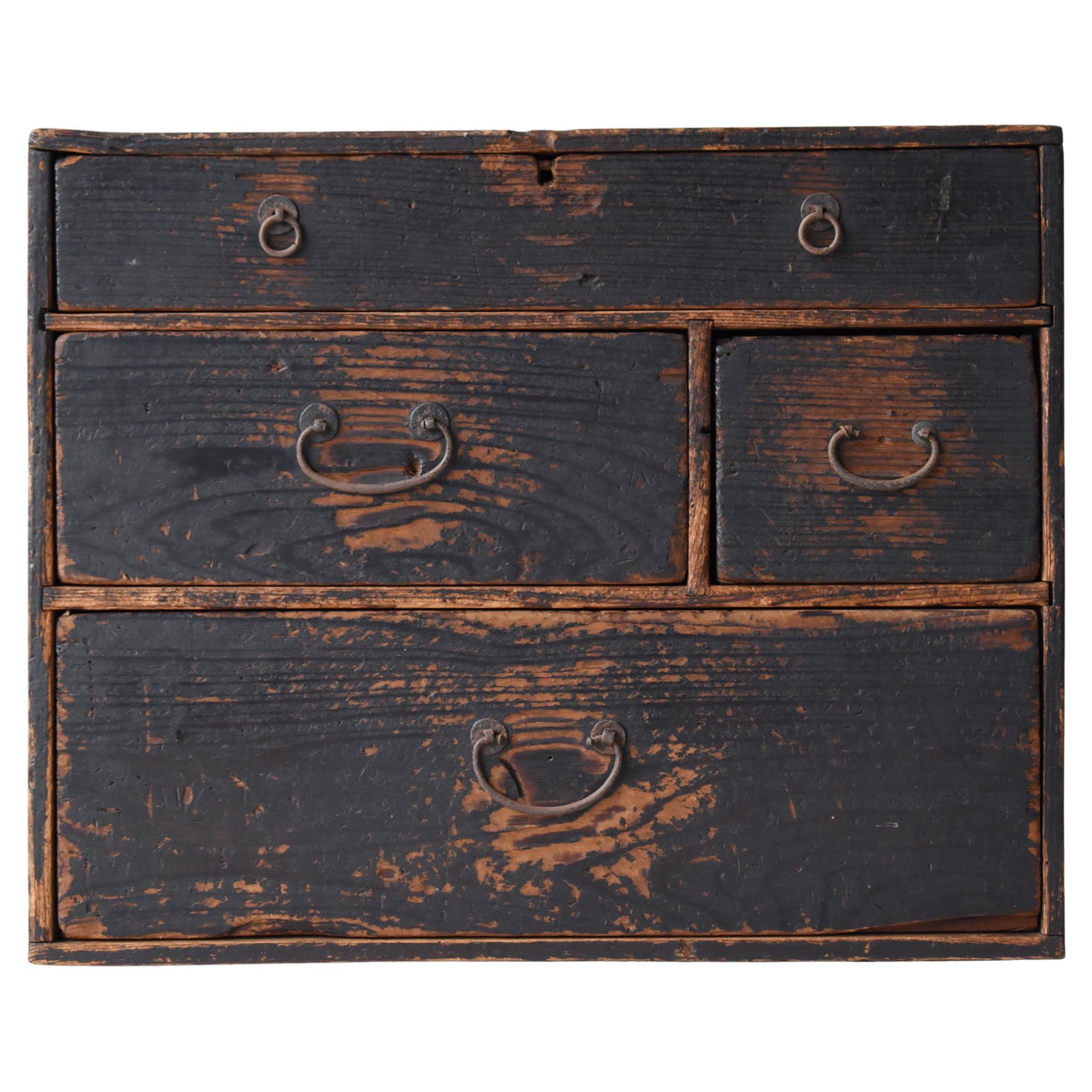 Kleine japanische Schublade 1860er-1920er Jahre / Tansu-Nachttisch Wabisabi im Angebot