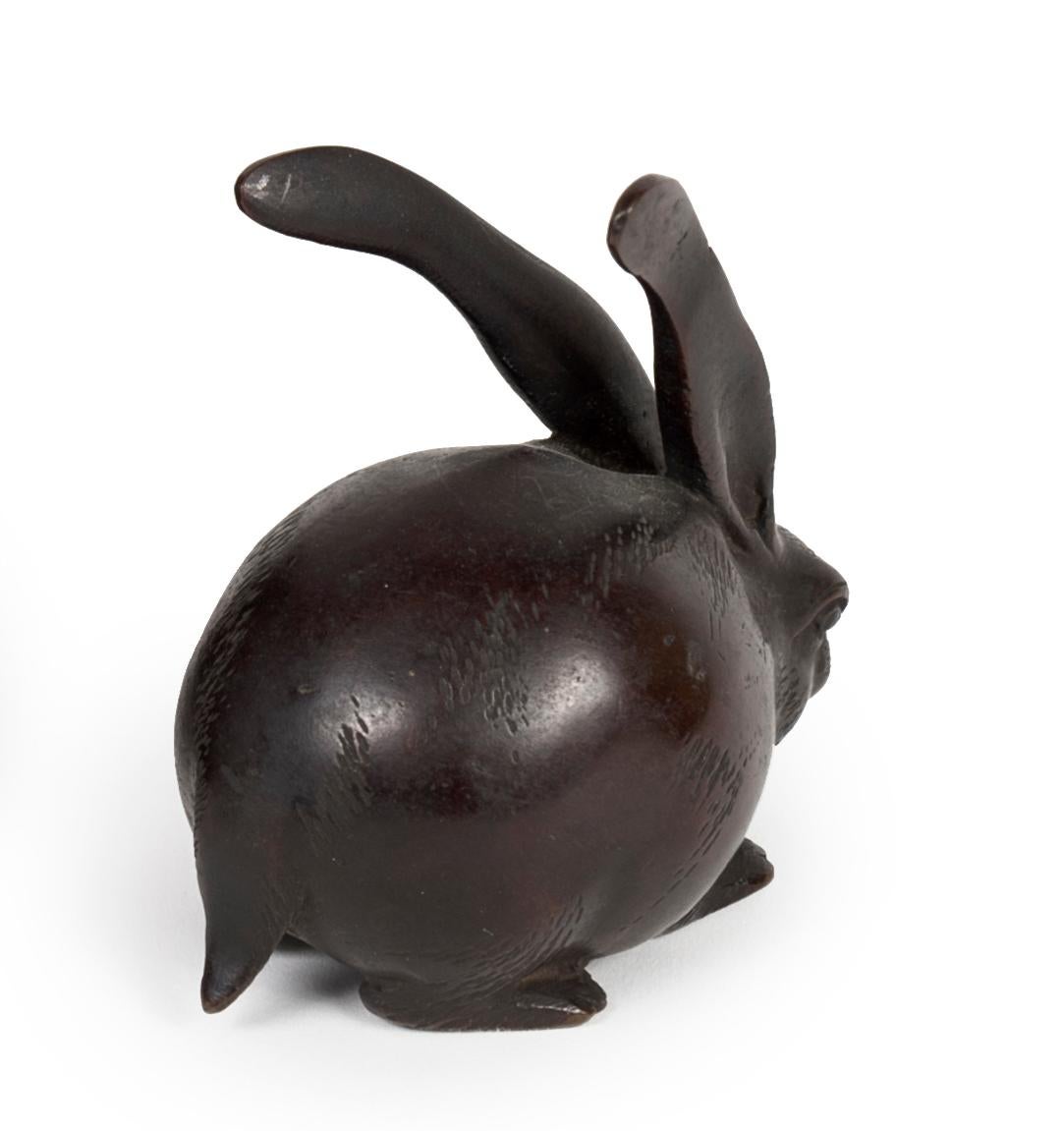 Japanese small round bronze hare Meiji era In Good Condition For Sale In PARIS, FR