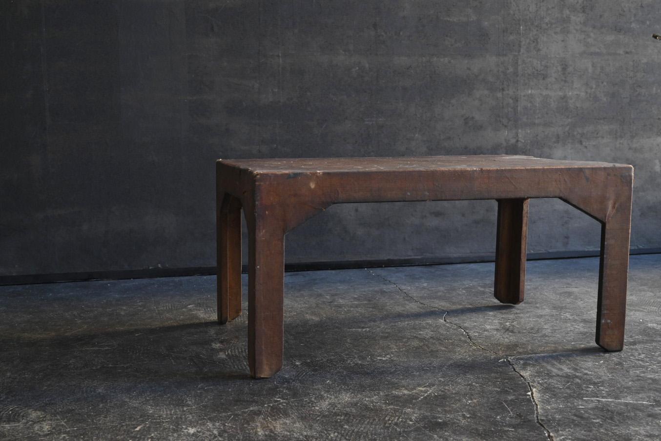 I would like to introduce you to a rare Japanese low table.
This is a small wooden table made from the Meiji period to the Taisho period (1868-1920).
The wood material is cedar.
This is finished by pasting washi paper on top and applying persimmon