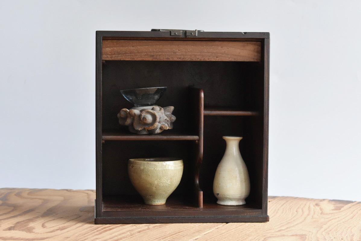 This is a small storage box for storing old Japanese tea utensils.
It is called [kikyoku] in Japanese.

This wooden box comes in a variety of materials and designs.
Among them, mulberry trees are often used.
Mulberry is a high-class wood that