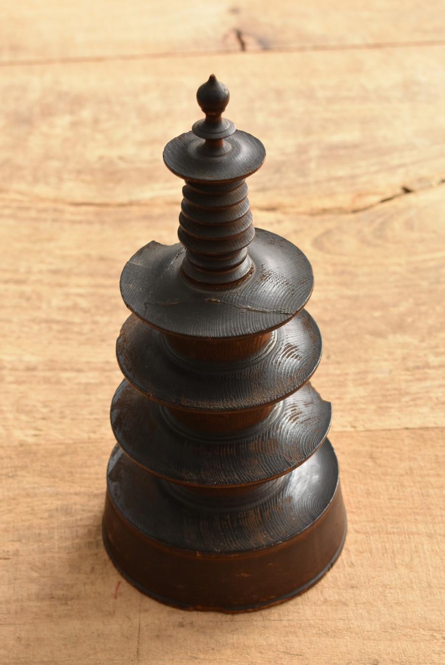 Travail du bois Petite tour de temple japonaise en bois/19e-20e siècle/ temple «urin »/objet rare en vente