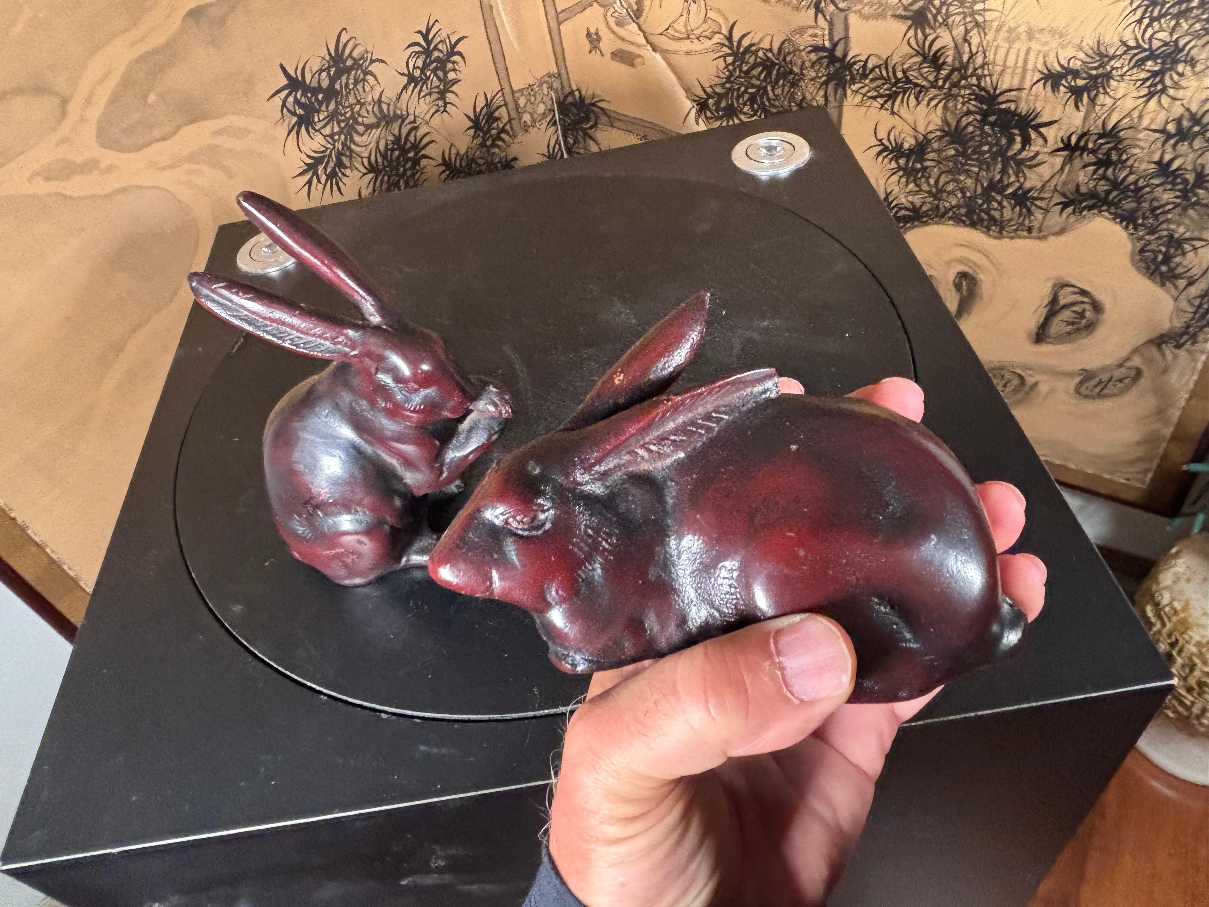 Coppia speciale giapponese antica di conigli da giardino in bronzo, zecca e firmata in vendita 4