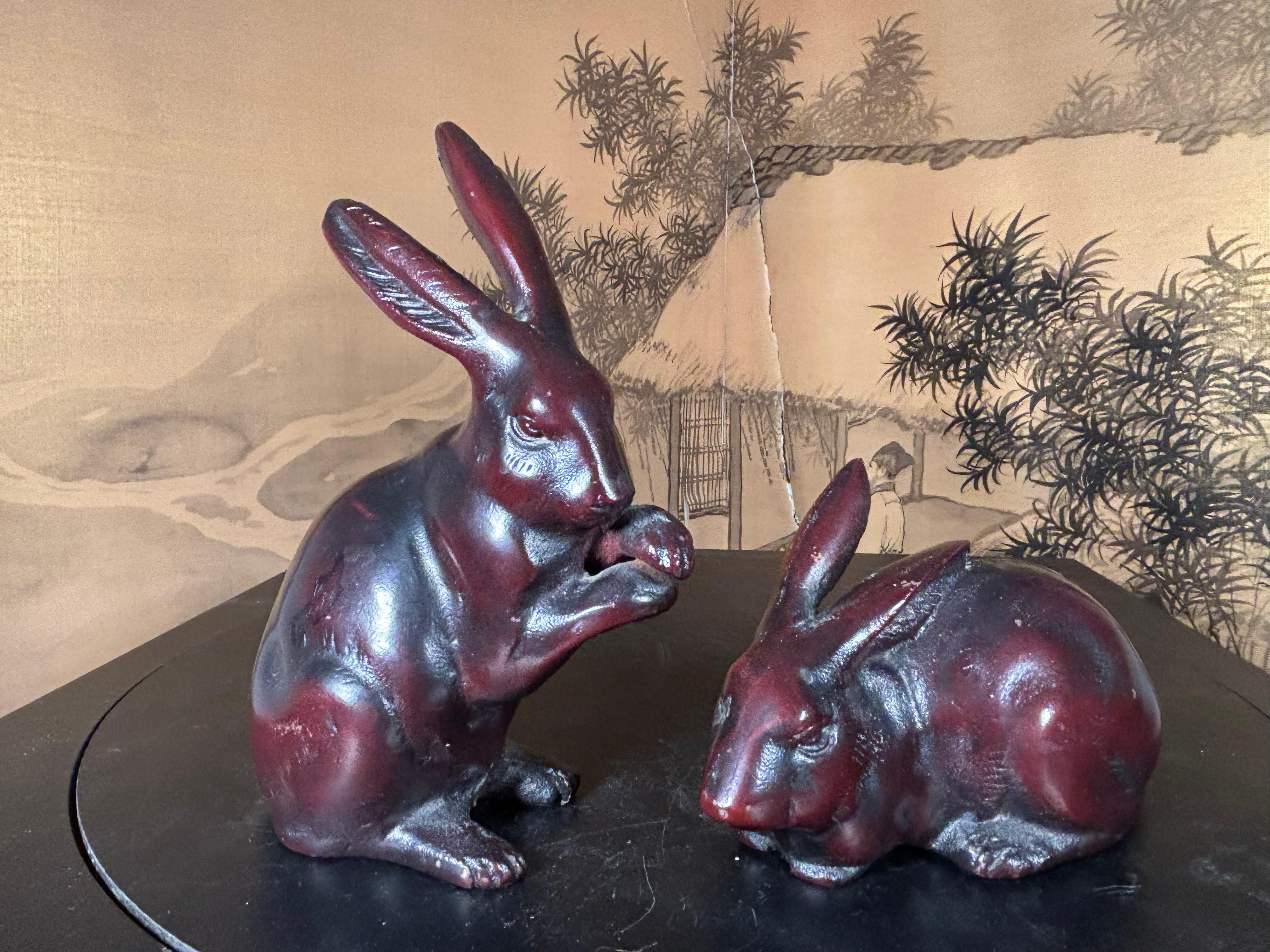 Taisho Coppia speciale giapponese antica di conigli da giardino in bronzo, zecca e firmata in vendita