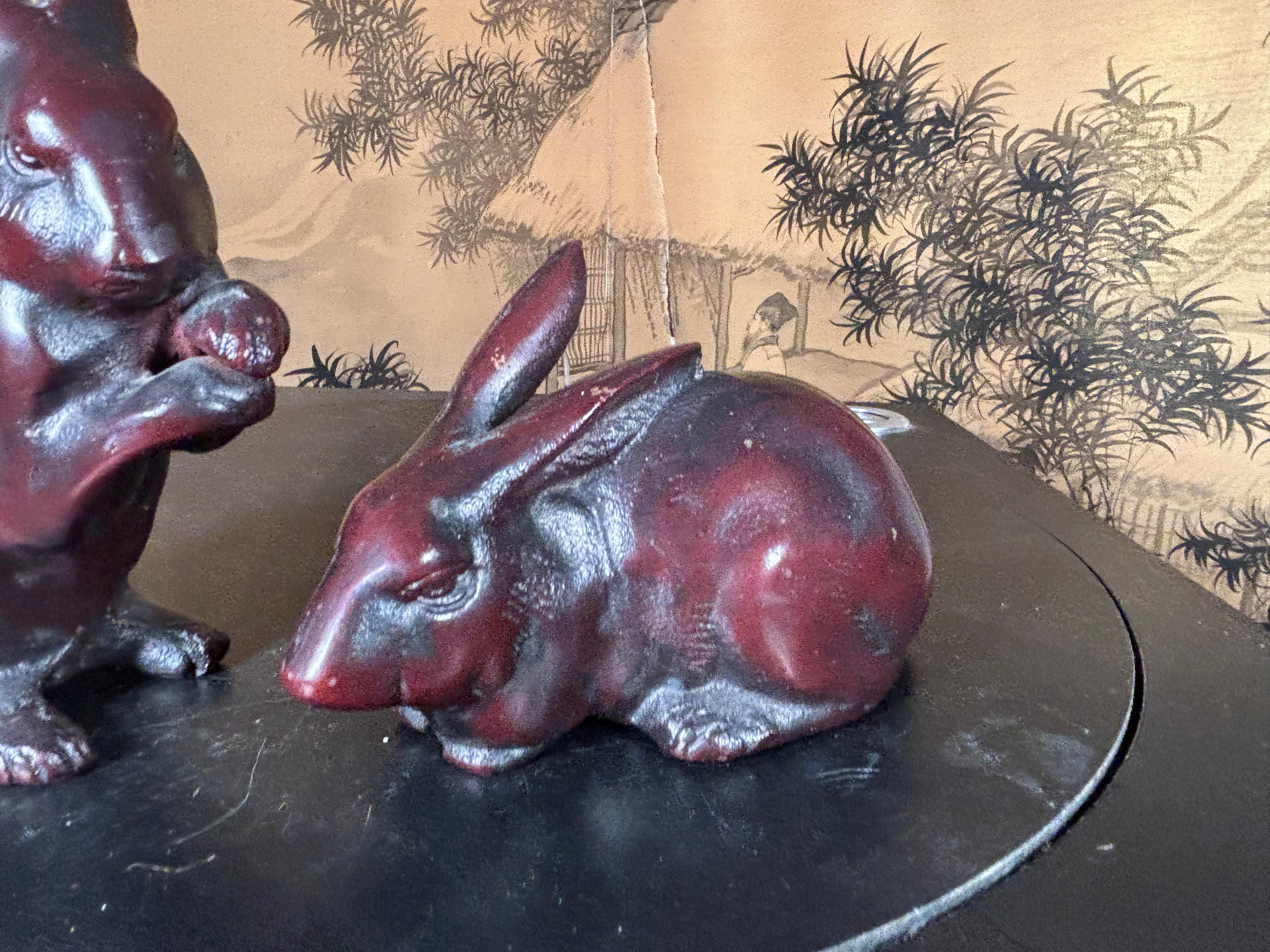 Giapponese Coppia speciale giapponese antica di conigli da giardino in bronzo, zecca e firmata in vendita