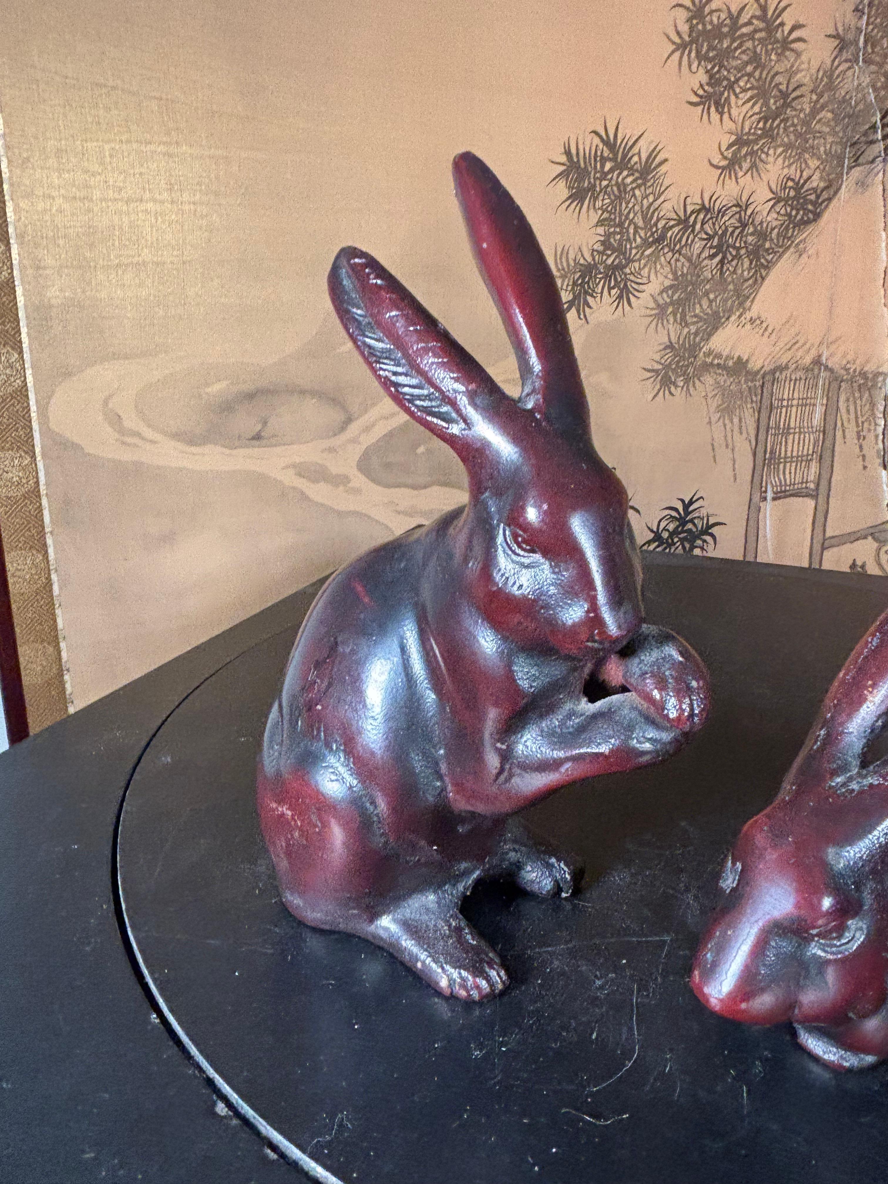 Calco Coppia speciale giapponese antica di conigli da giardino in bronzo, zecca e firmata in vendita