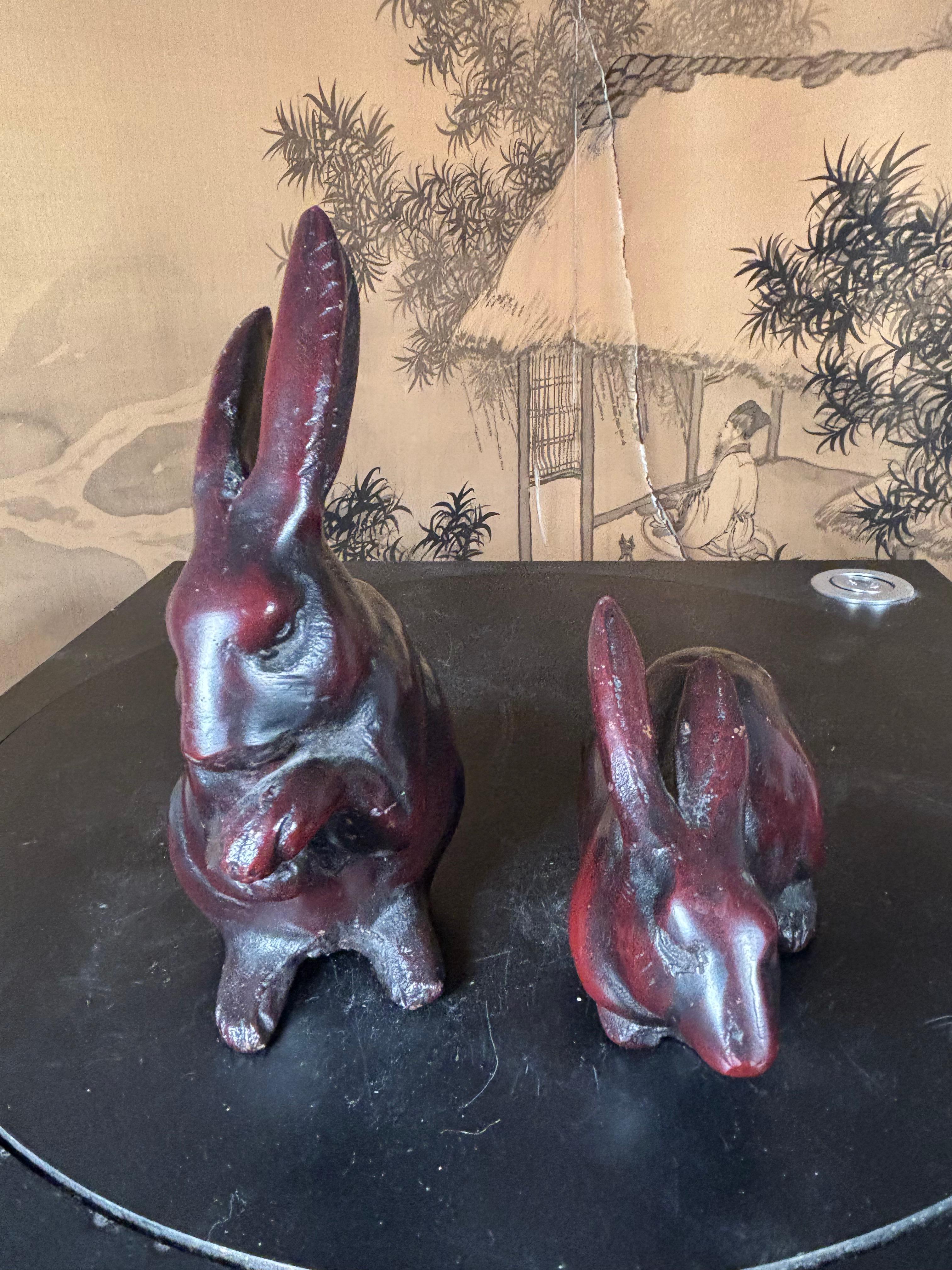 Coppia speciale giapponese antica di conigli da giardino in bronzo, zecca e firmata In condizioni buone in vendita a South Burlington, VT