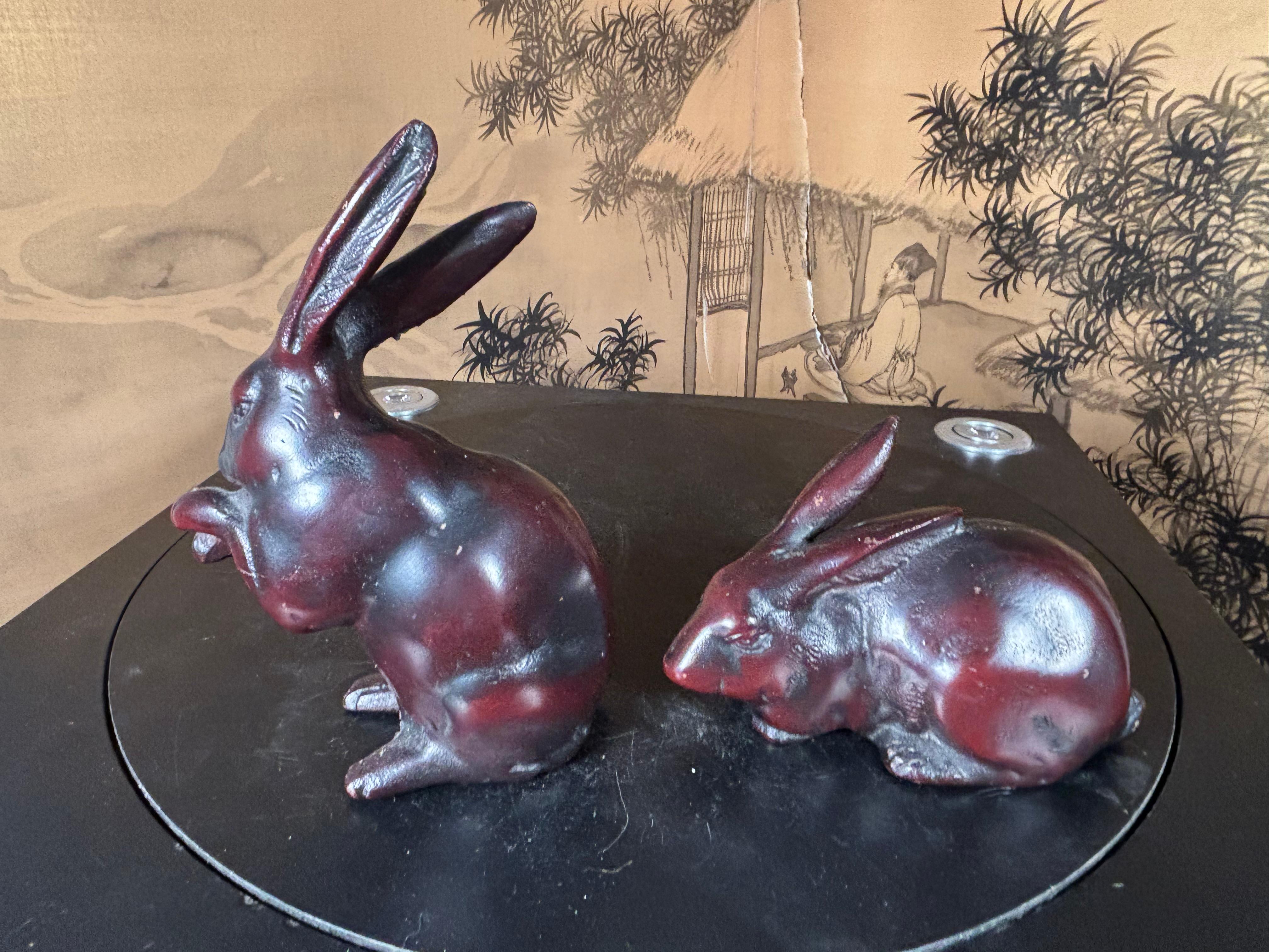 XX secolo Coppia speciale giapponese antica di conigli da giardino in bronzo, zecca e firmata in vendita