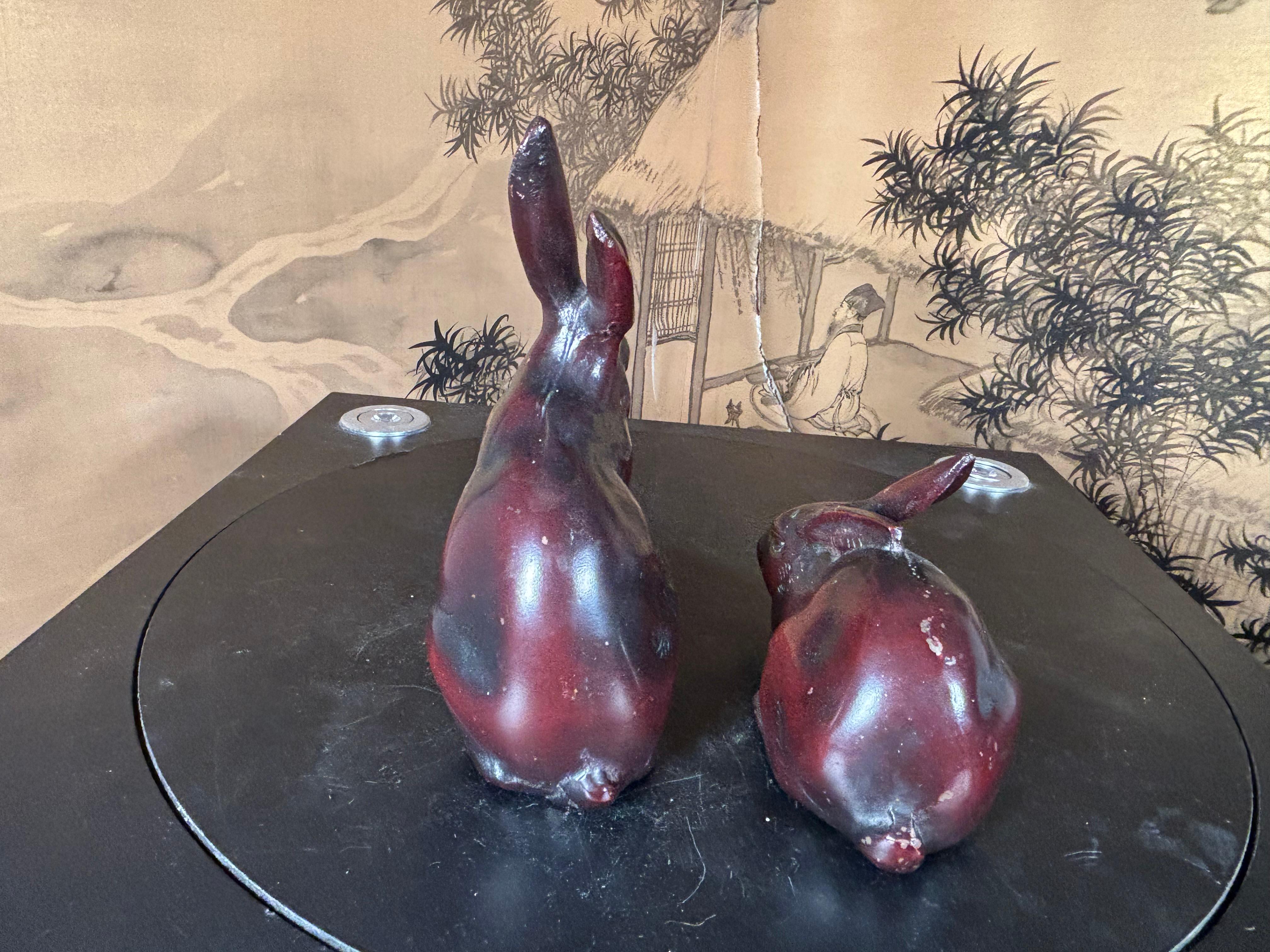 Bronzo Coppia speciale giapponese antica di conigli da giardino in bronzo, zecca e firmata in vendita